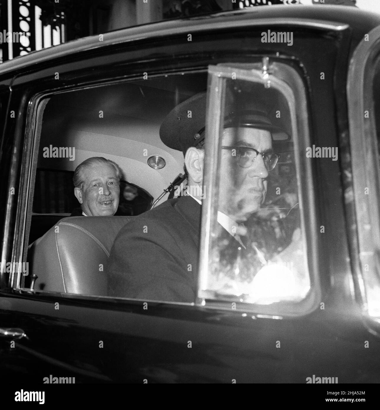 Il primo ministro Harold Macmillan, raffigurato in auto, visita Buckingham Palace. 11th giugno 1963. Foto Stock