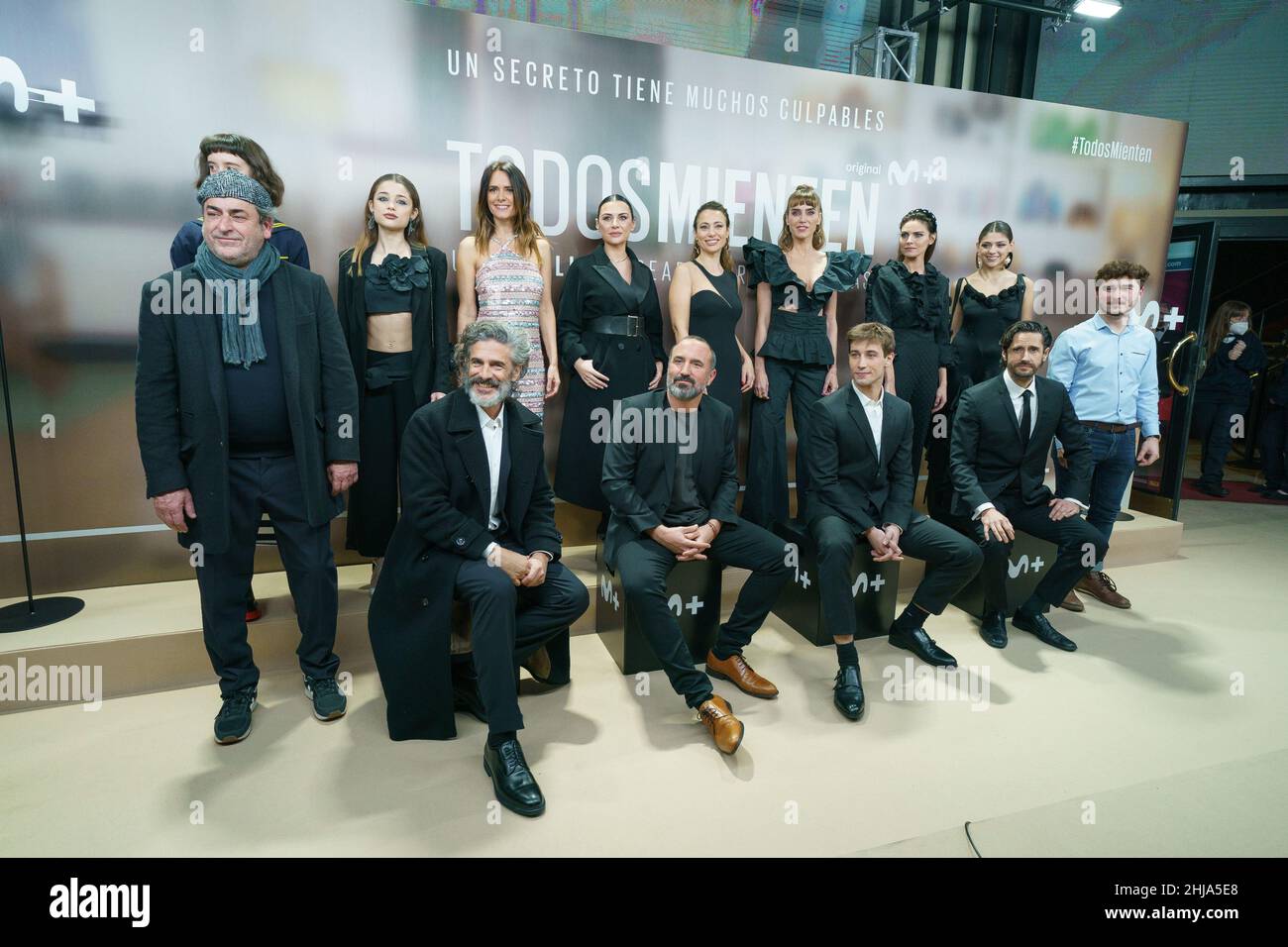 Madrid, Spagna. 27th Jan 2022. Il team della serie partecipa alla prima 'Todos Mienten' al cinema Capitol. (Foto di Atilano garcia/SOPA Images/Sipa USA) Credit: Sipa USA/Alamy Live News Foto Stock