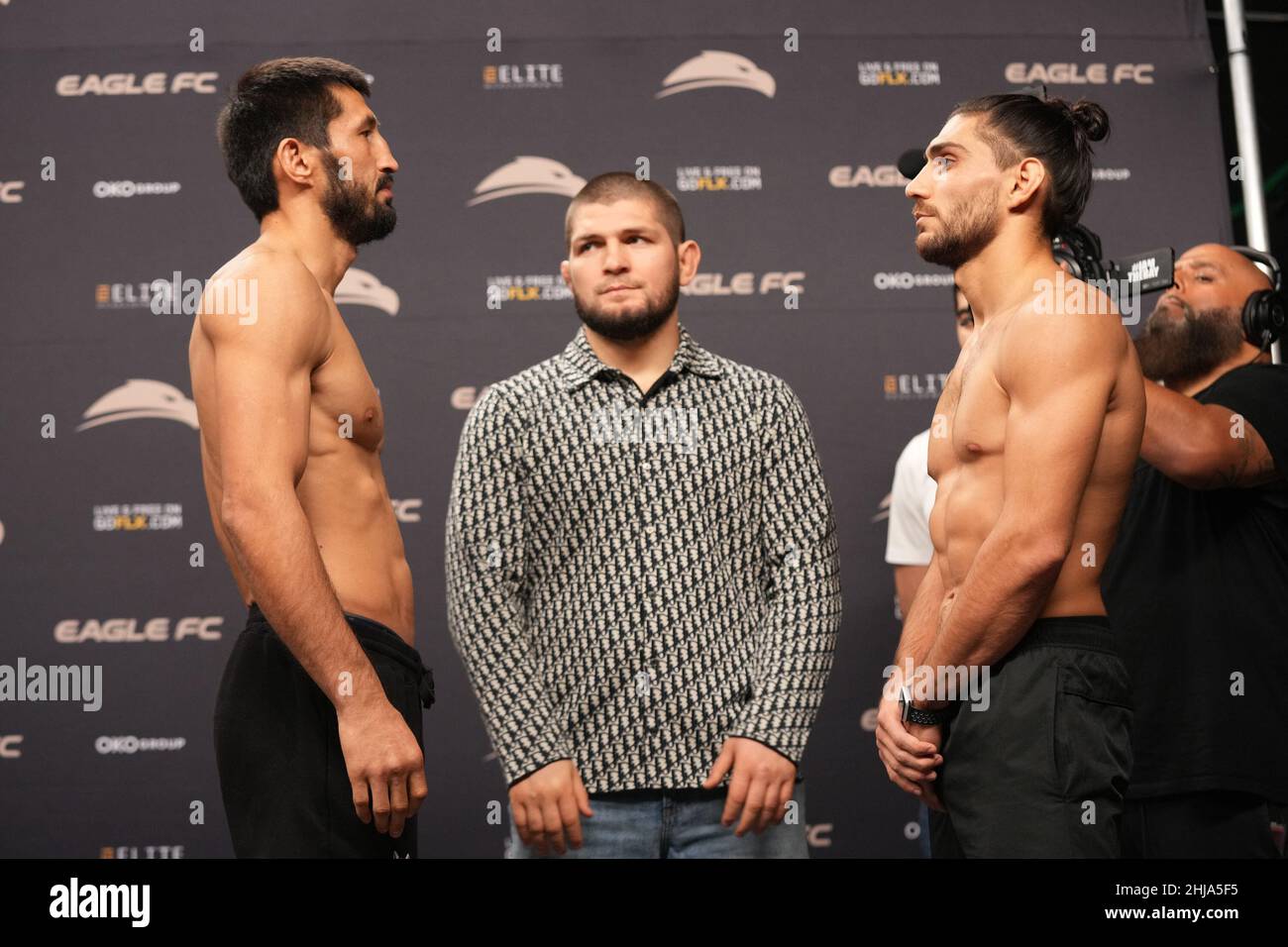 MIAMI, FL- GENNAIO 27: (L-R) Arman Ospanov (146) contro Dylan Salvador Face-off all'Eagle FC 44 - Spong vs Khartonov evento alla FLX Cast Arena il 27 Gennaio 2022 a MIAMI, FL, Stati Uniti. (Foto di Louis Grasse/PxImages) Foto Stock