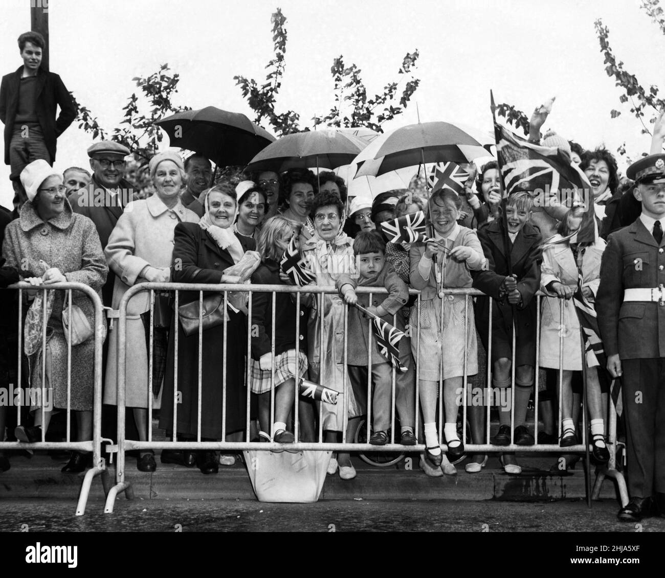 Le folle in attesa di salutare la Regina Elisabetta II durante la sua visita a Solihull nelle West Midlands. 25th maggio 1962. Foto Stock