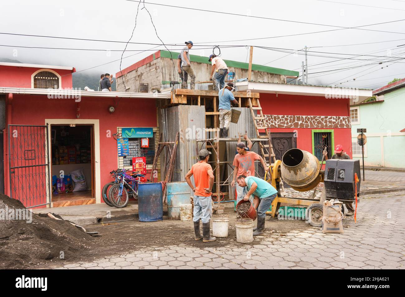 Gli uomini costruendo le estensioni del piano superiore su una casa stretta in Jinotega, Nicaragua. Foto Stock