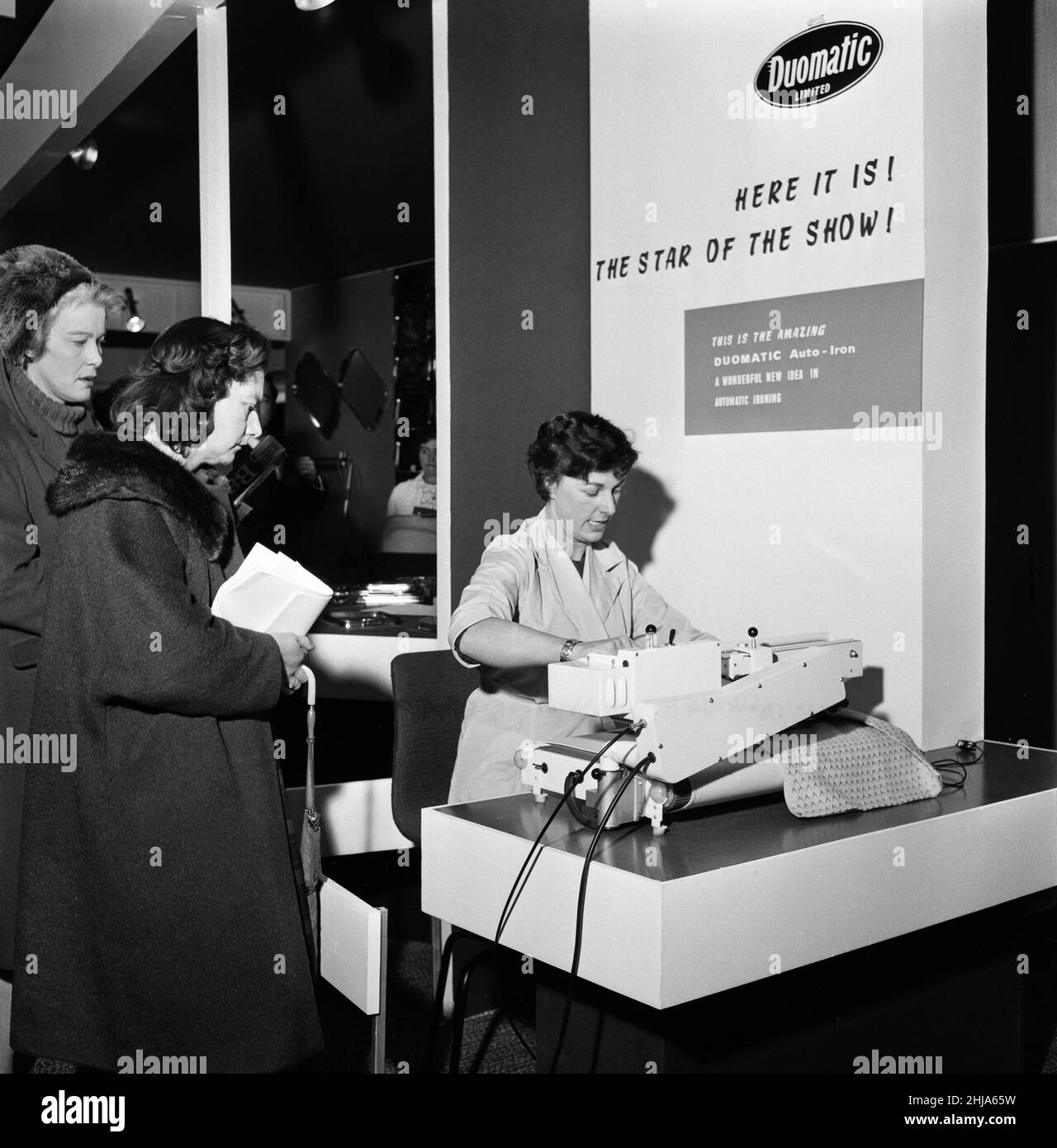 Rassegna stampa della Daily Mail Ideal home Exhibition di Olympia. Onorevole Jane Hadfield, sull'ultimo ferro automatico, l'ultimo boom alle casalinghe. 2nd marzo 1964. Foto Stock