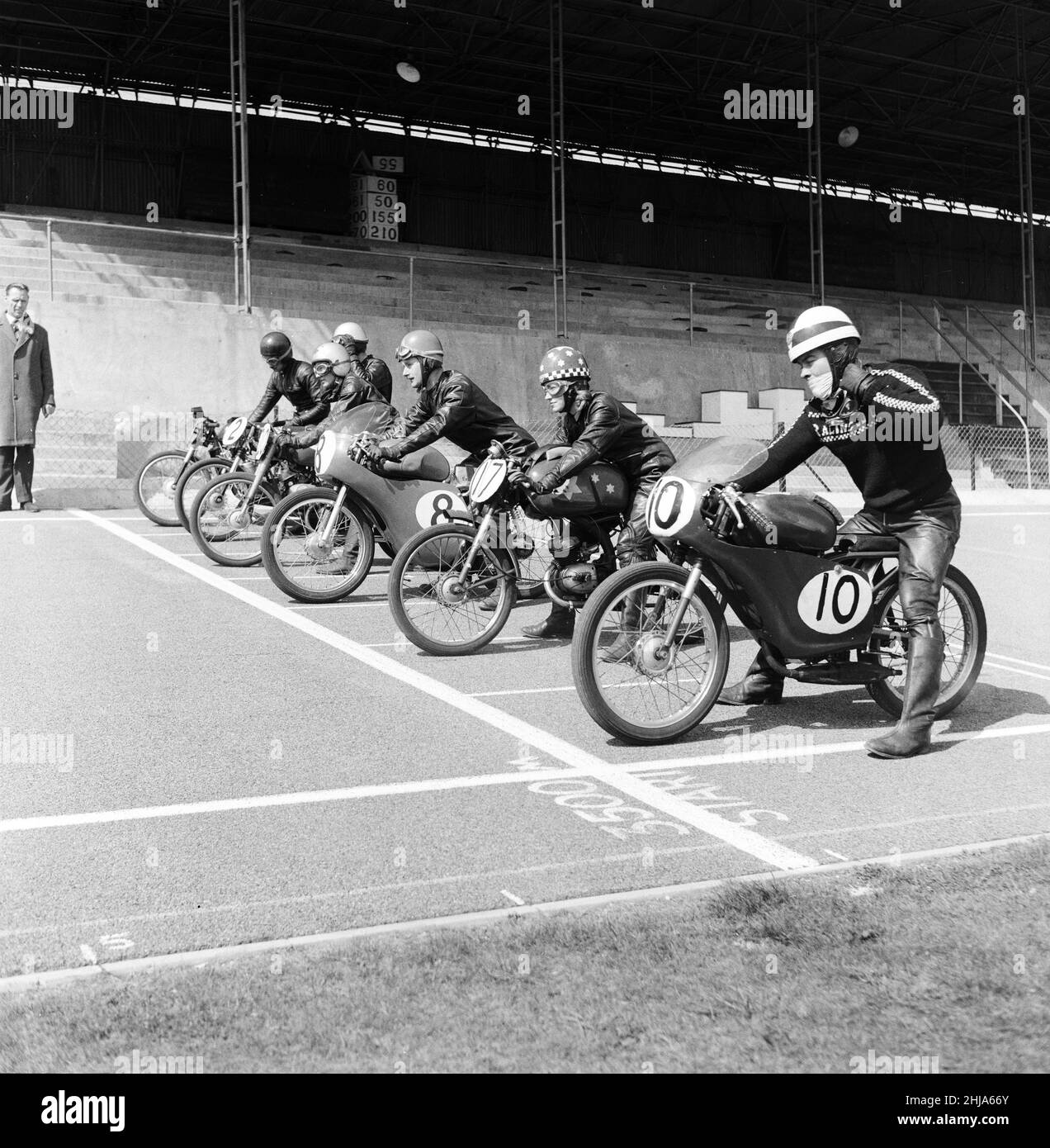 Beryl Swain, motociclista da Londra, sarà in competizione in questo anno Isle of Man TT 50cc Ultra-Lightweight Class, nella foto del circuito di Brooklands a Surrey, Inghilterra, partecipando alla prima gara che si terrà sul circuito dalla sua chiusura (1939), domenica 15th aprile 1962. Beryl Swain, No.17 nella semifinale, che ha vinto. Foto Stock