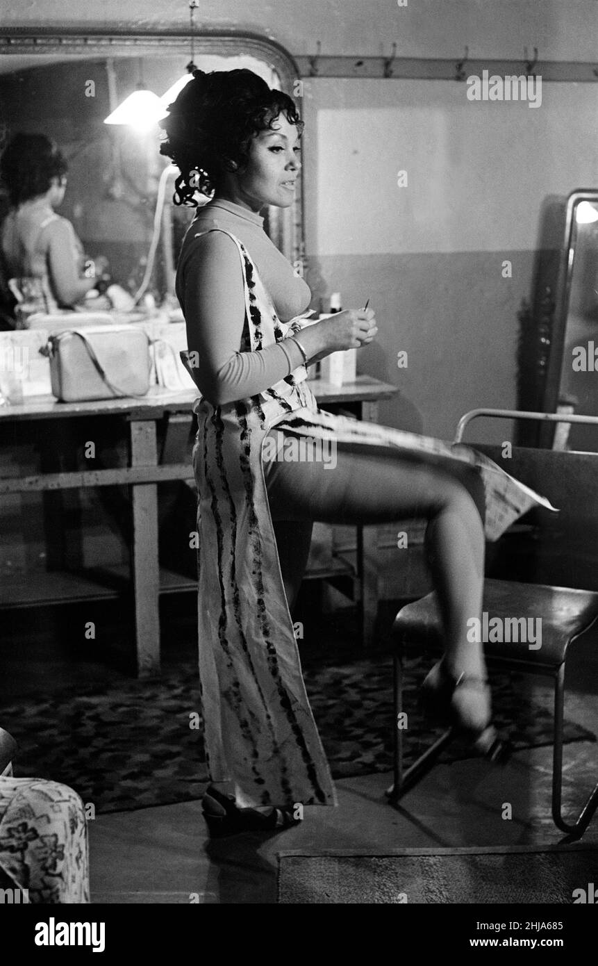 Cleo Laine ha raffigurato il backstage al Theatre Royal di Bath, dove sta comparendo nel balletto vocale Lysistrata. 11th giugno 1964. Foto Stock