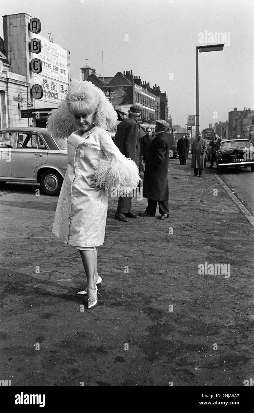 L'attrice Barbara Windsor nel suo vestito che ha intenzione di indossare per la prima reale del suo nuovo film 'Sparrows Can't Sing' all'ABC Cinema, Stepney. 24th febbraio 1963. Foto Stock