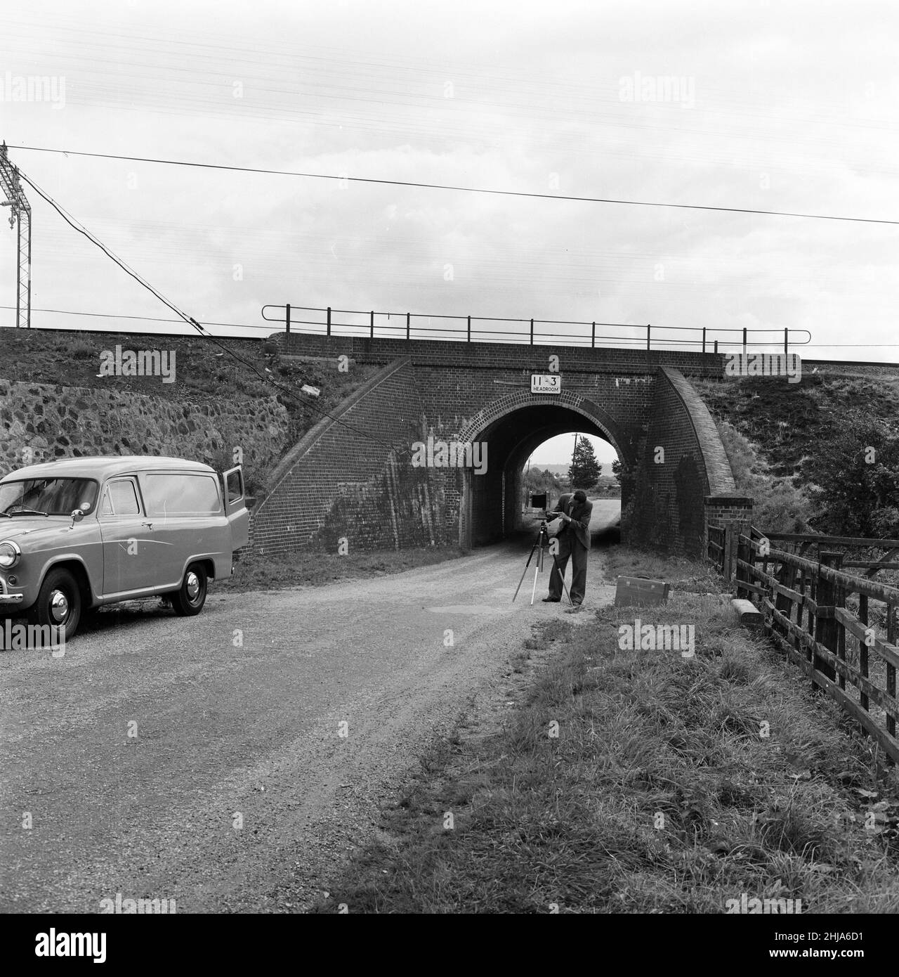 1963 Great Train Robbery fu la rapina di £2,6 milioni di euro da un treno Royal Mail che si dirigeva da Glasgow a Londra sulla West Coast Main Line nelle prime ore del 8th agosto 1963, a Bridego Railway Bridge, Ledburn, vicino Mentmore nel Buckinghamshire, Inghilterra. Dopo aver manomesso i segnali lungo la linea per arrestare il treno, una banda ha attaccato il treno. I nostri spettacoli di foto ... Ponte di Bridego, dove il treno è stato preso, trasporto di pacchetti di alto valore è stato fatto razzare e 120 sacchi rimosso, trasferito ad un camion di attesa formando una catena umana Foto Stock