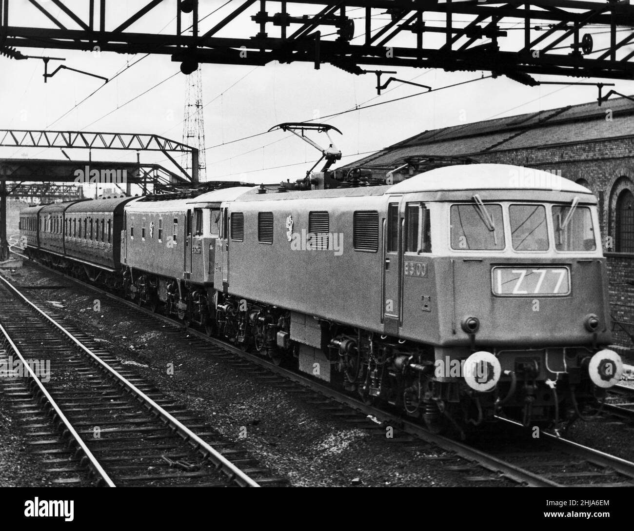 Un treno elettrico di locomotiva espresso di classe 83 della British Rail, costruito da English Electric a Vulcan Foundry, Newton-le-Willows per la linea principale della West Coast recentemente elettrificata tra Birmingham e il Nord Ovest, qui è raffigurato in movimento sul servizio 1Z77. 8th ottobre 1962. Foto Stock