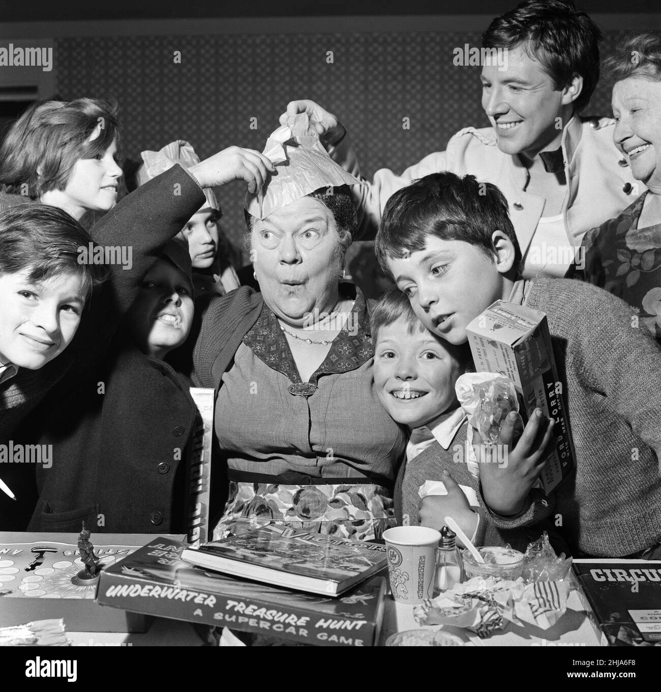 Quando 45 bambini della Wood Street Mission di Manchester sono stati invitati a partecipare a una pantomima "Coronation Street", hanno avuto davvero una palla 'Cenerentola'. Violetta Carson (alias Ena Sharples) con gli ospiti. 18th dicembre 1964. Foto Stock