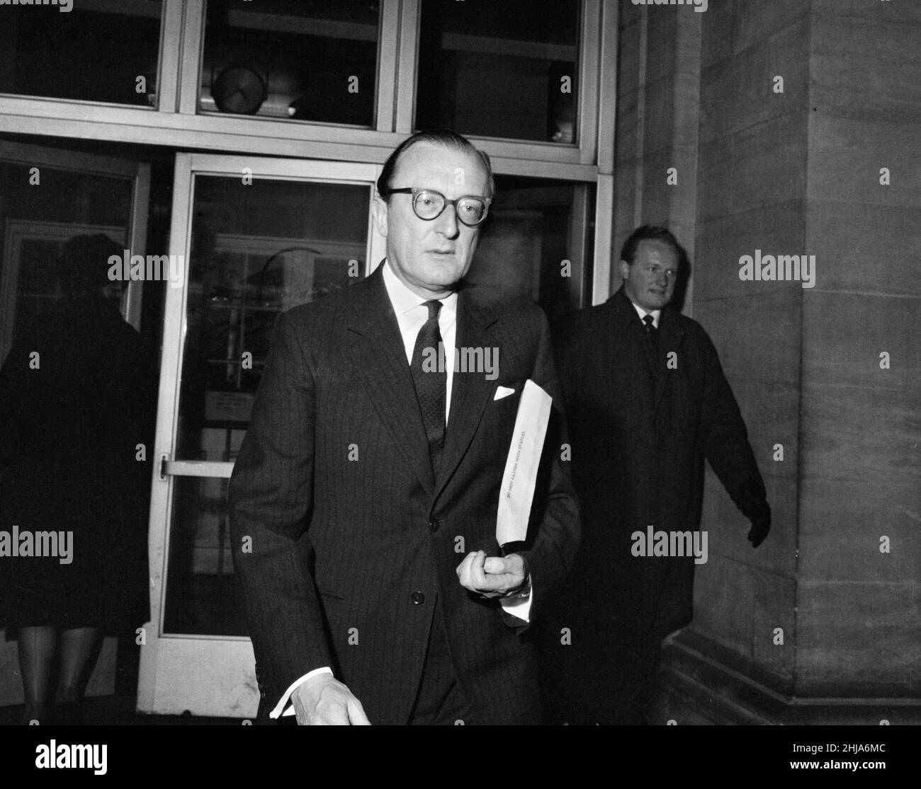 Primo Signore dell'Ammiragliato Lord Carrington lascia un'audizione dopo aver ascoltato le prove al Vassall Tribunal presso il Board of Trade di Whitehall. L'inchiesta pubblica è stata intrapresa dal governo britannico sulla scia della vicenda John Vassall, un funzionario che lavorava nell'Ammiragliato che era stato rivelato l'anno precedente come una spia sovietica. 31st gennaio 1963. Foto Stock