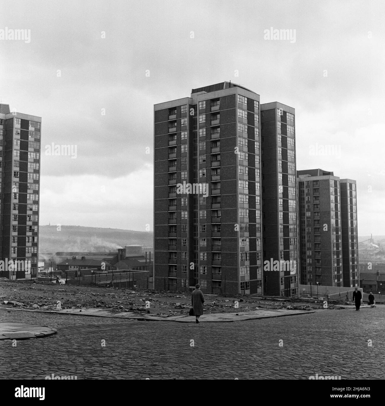 Nuovi appartamenti e vecchi edifici affiancati a Newcastle upon Tyne. 30th aprile 1964. Foto Stock