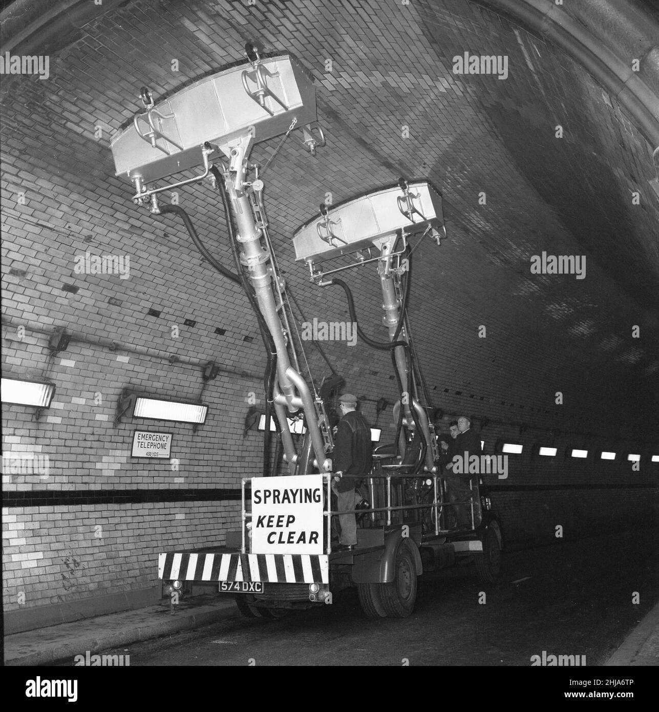 L'ultima invenzione del London County Council è una macchina progettata per pulire i rivestimenti in mattoni smaltati dei tunnel Blackwall e Rotherhithe. Il braccio e le teste sono impostati agli angoli richiesti, e la macchina è azionata attraverso il tunnel in modo che la striscia larga 6ft del tunnel sia pulita. Un totale di per viaggi in entrambe le direzioni pulisce tutte le superfici di mattone nel tunnel. 17th novembre 1963 Foto Stock