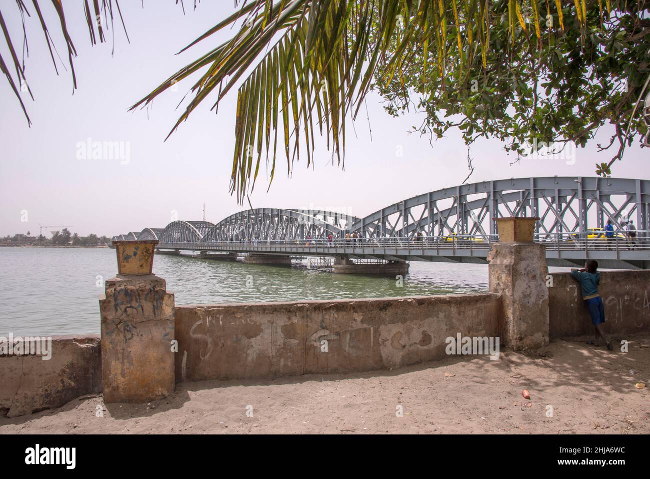 Vista del Ponte Faidherbe sul fiume Senegal nella città di Saint Louis Foto Stock