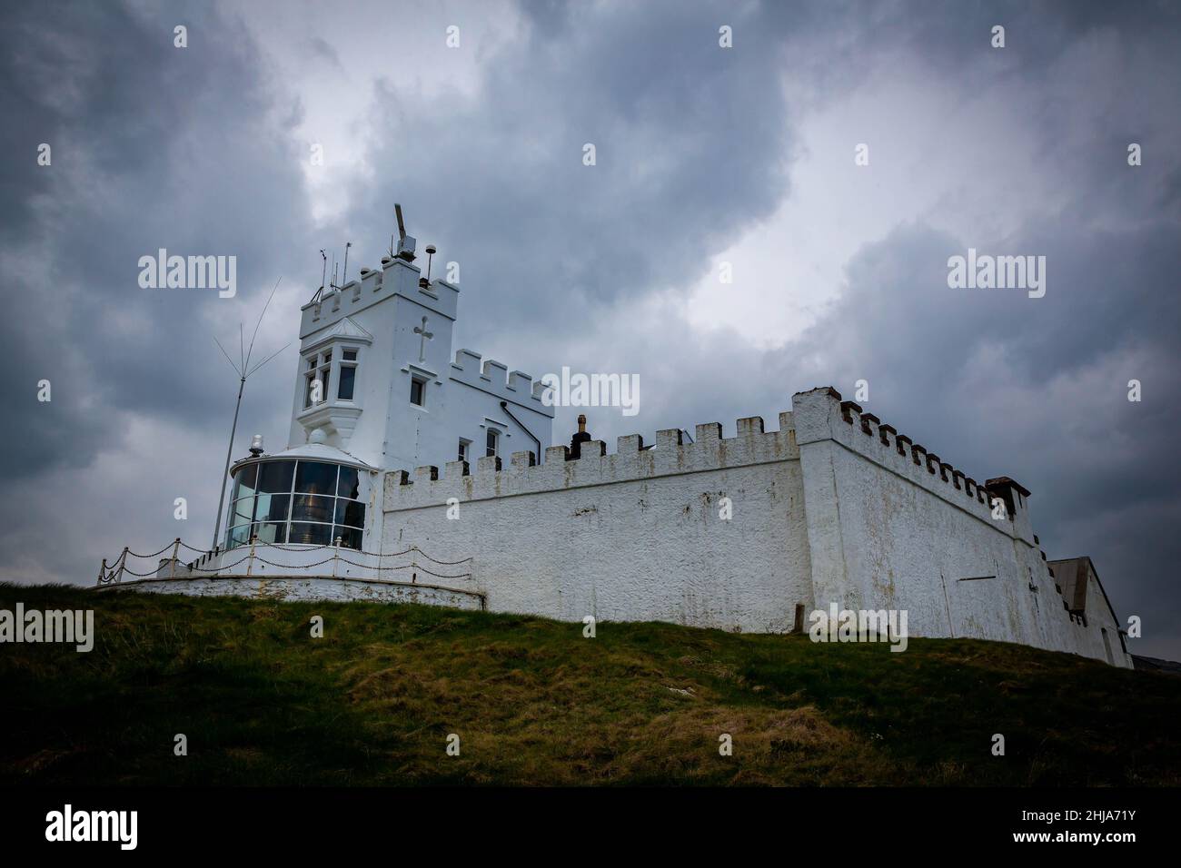 La spia luminosa del faro di Point Lynas in caso di maltempo Foto Stock