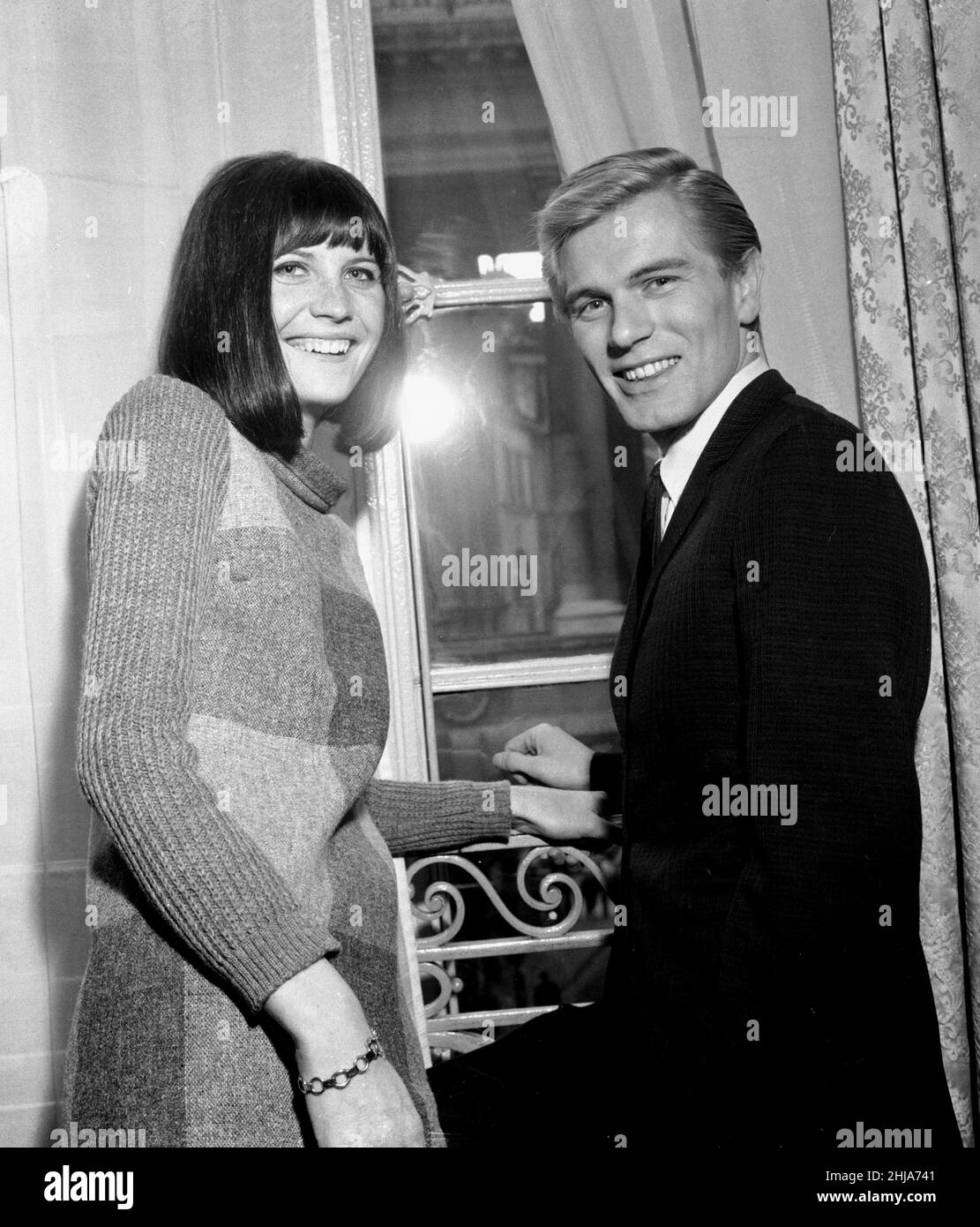 Cantanti pop Sandie Shaw e Adam Faith ad un ricevimento tenuto presso la Pompadour Suite al Cafe Royal Ottobre 1964 Foto Stock