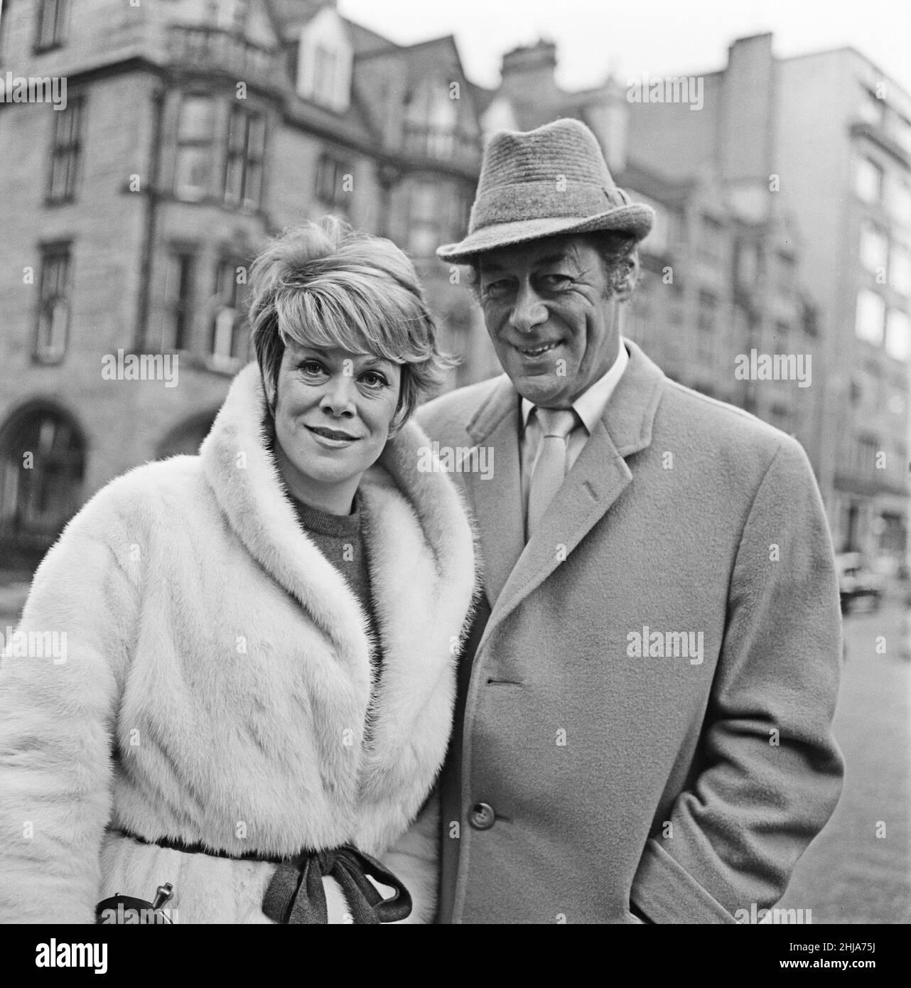 Rex Harrison (attore) e sua moglie Rachel Roberts, raffigurati fuori dal Connaught Hotel, vicino a Sloane Square, Londra. Foto scattata il 4th novembre 1964 Foto Stock