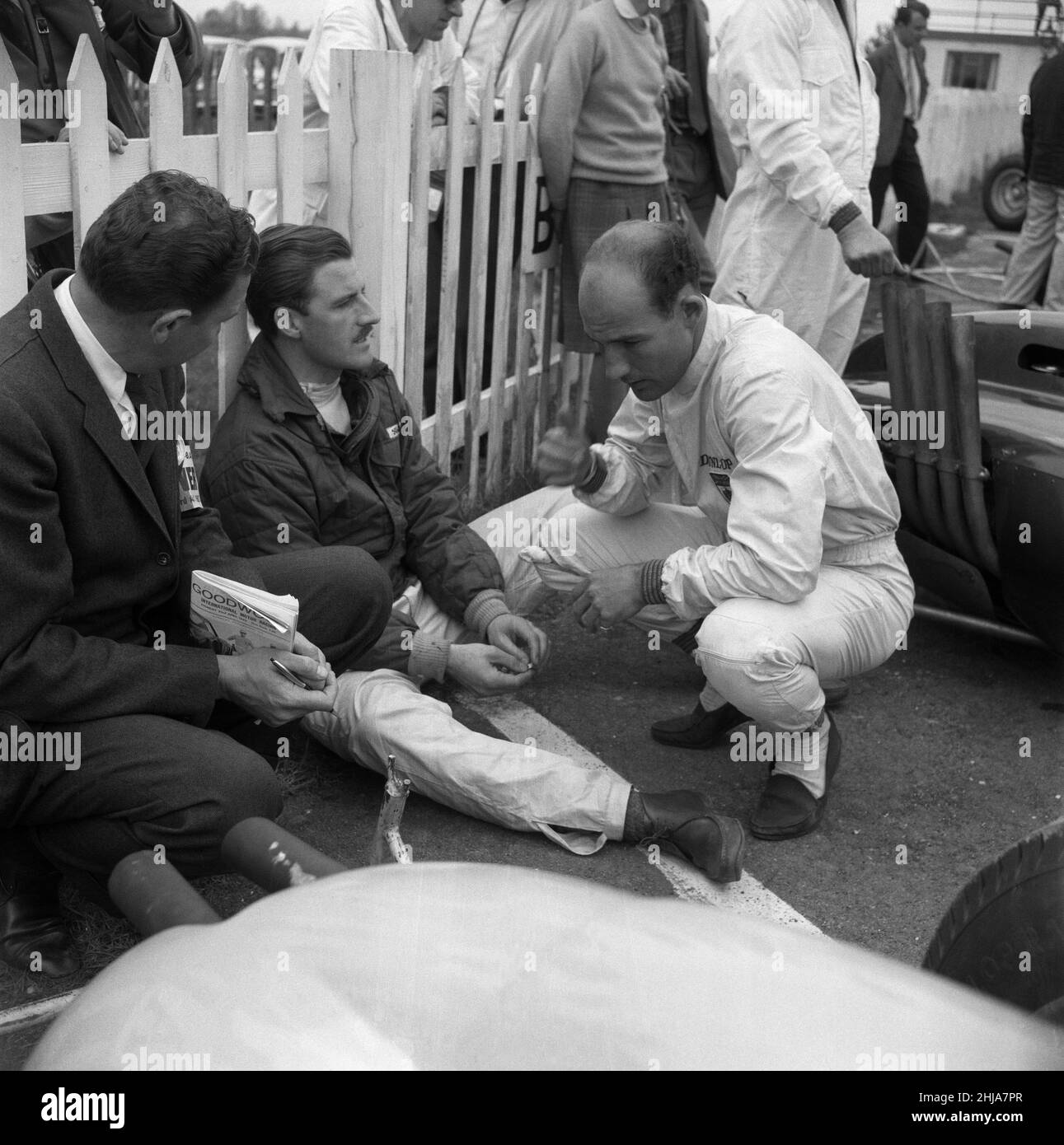 Gare automobilistiche a Goodwood. Il pilota di corse ACE Stirling Moss ha avuto una fuga miracolosa dalla morte quando si è schiantato a 120 miglia all'ora. Nella foto, Moss chiacchierava con Graham Hill immediatamente prima della gara che Hill vinse, e Moss si schiantò. 23rd aprile 1962. Foto Stock