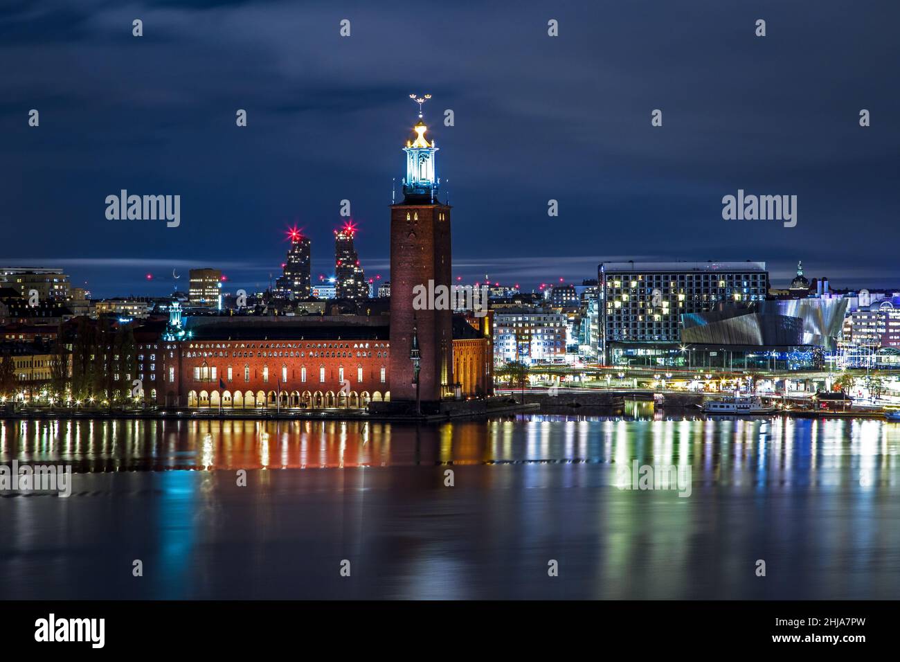 Stockholm notte skyline canale città, Stadshus, Stoccolma Svezia Foto Stock