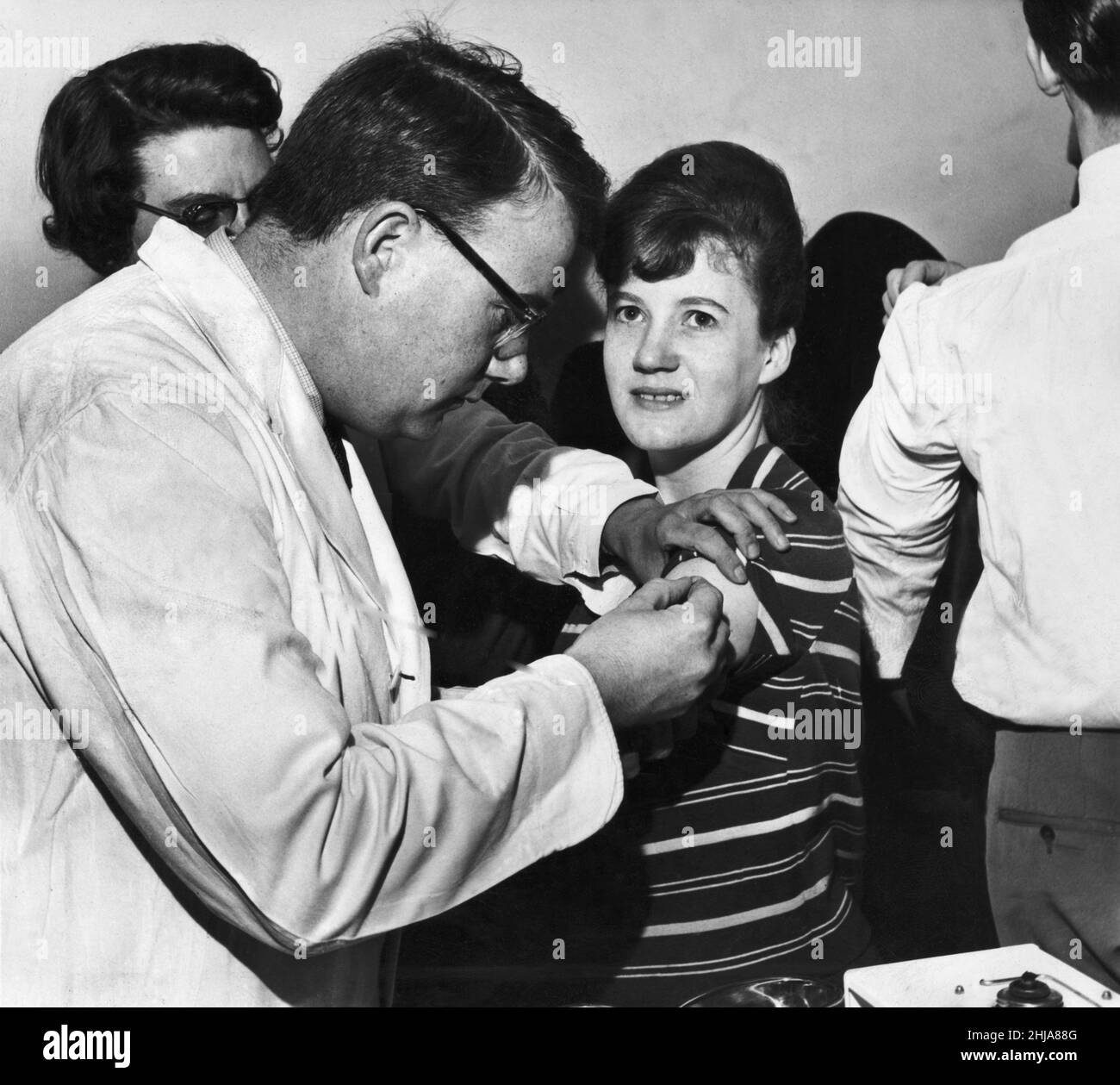 Pamela Garner di Runcorn di ventuno anni è vaccinato contro il vaiolo presso la clinica Runcorn.29th gennaio 1962. Foto Stock