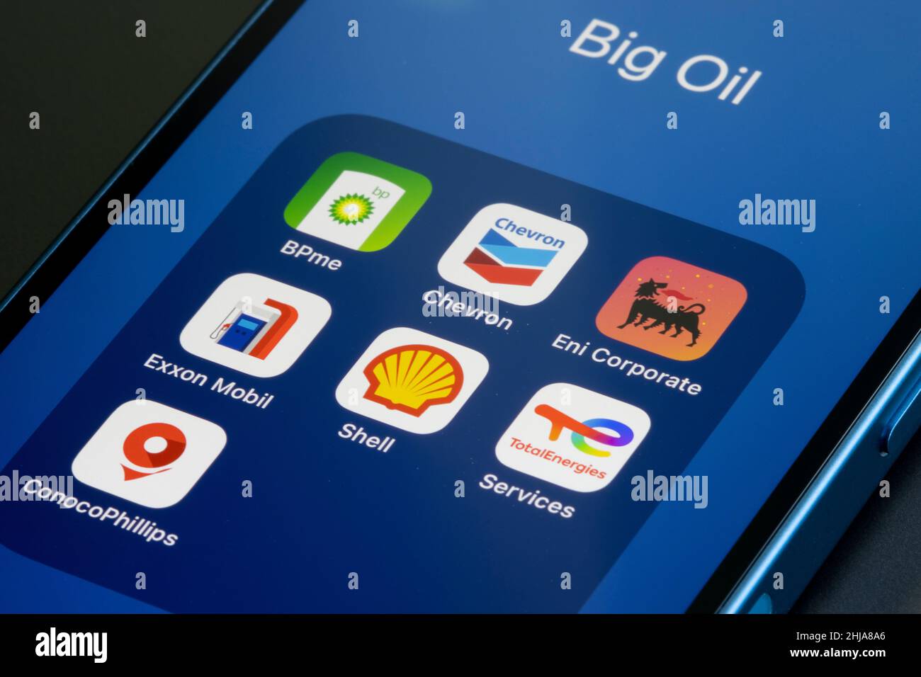 Icone delle app che rappresentano Big Oil (supermajor) - BP, Chevron, Eni, ExxonMobil, Royal Dutch Shell, TotalEnergies, ConocoPhillips - sono visti su un iPhone. Foto Stock