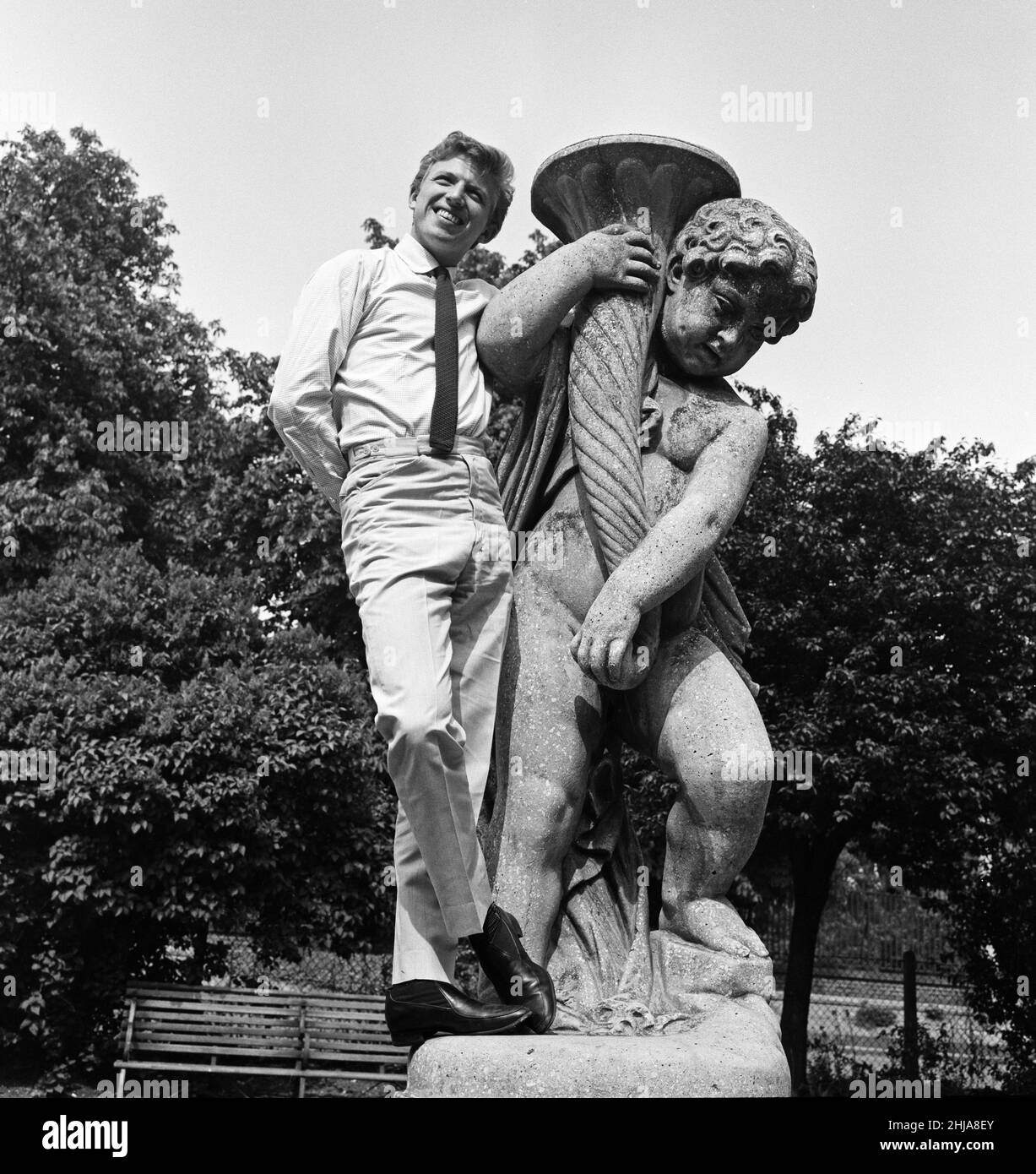 Tommy Steele è stato raffigurato vicino al casinò, a Hampton Court e sulle rive del fiume circostanti. 28th maggio 1964. Foto Stock