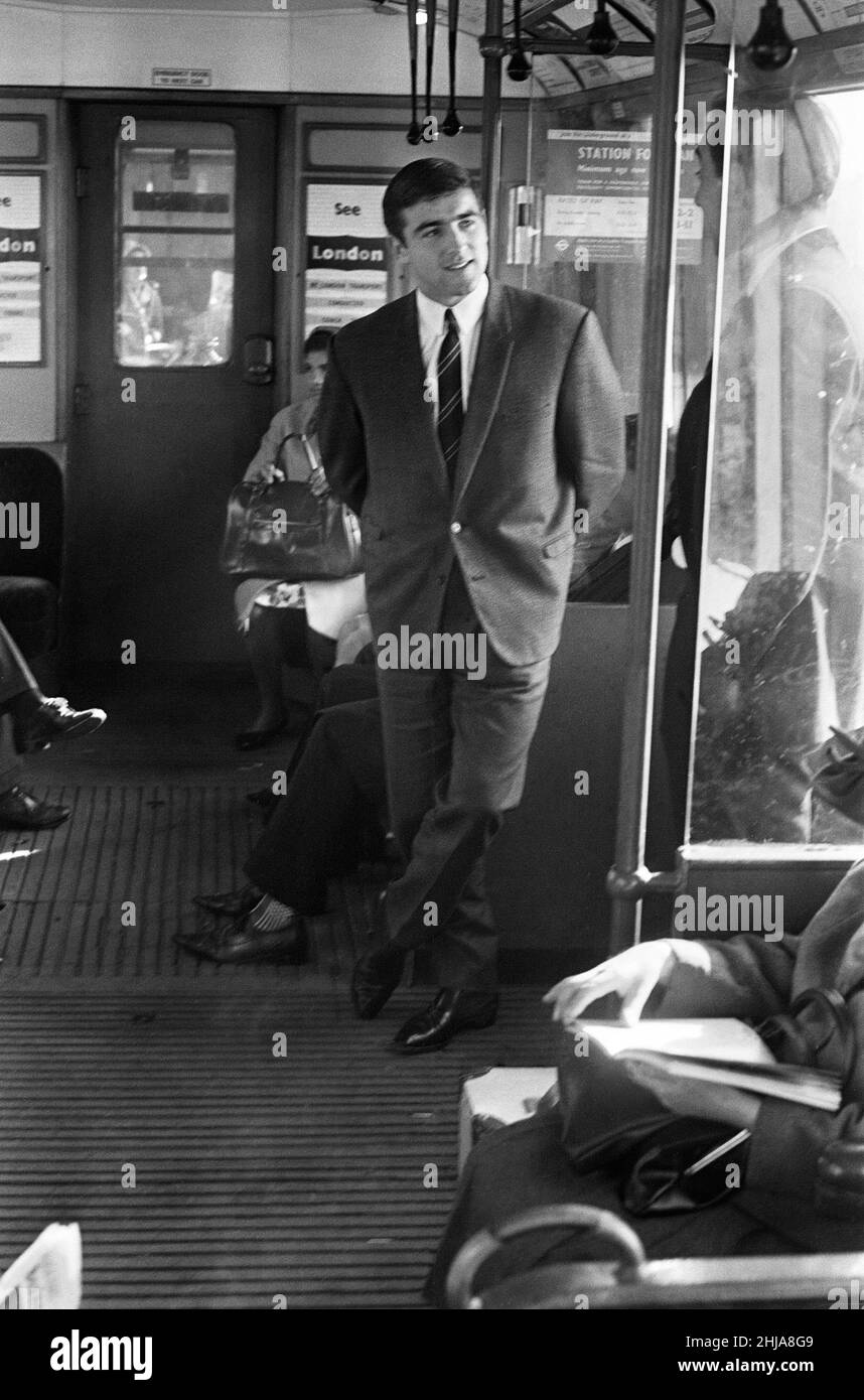 Il calciatore Terry Venables sul suo modo di lavorare utilizzando i mezzi pubblici a Londra. 22nd settembre 1964. Foto Stock