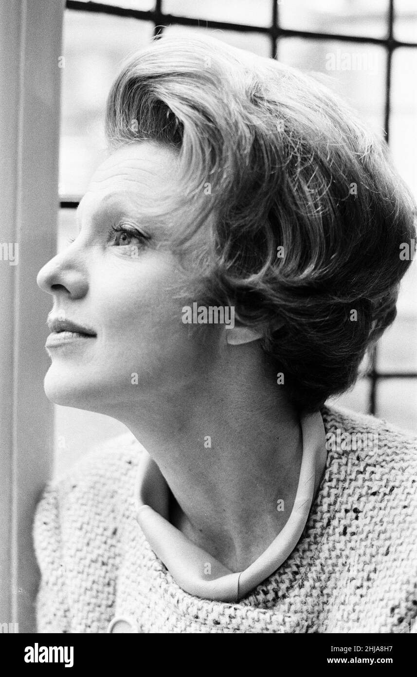 Marti Stevens, attrice che appare in gioco High Spirits frequenta Noel Coward reception per i membri del cast a Manchester dove celebra due 'prime notti' in una città, in una settimana. Lunedì 19th ottobre 1964. Hay Fever, una commedia che scrisse nel 1922, inaugurata stasera alla Manchester Opera House (19th), e High Spirits, la versione musicale americana del suo commedia del 1941 Blithe Spirit si apre domani (20th) al Palace Theatre. Foto Stock