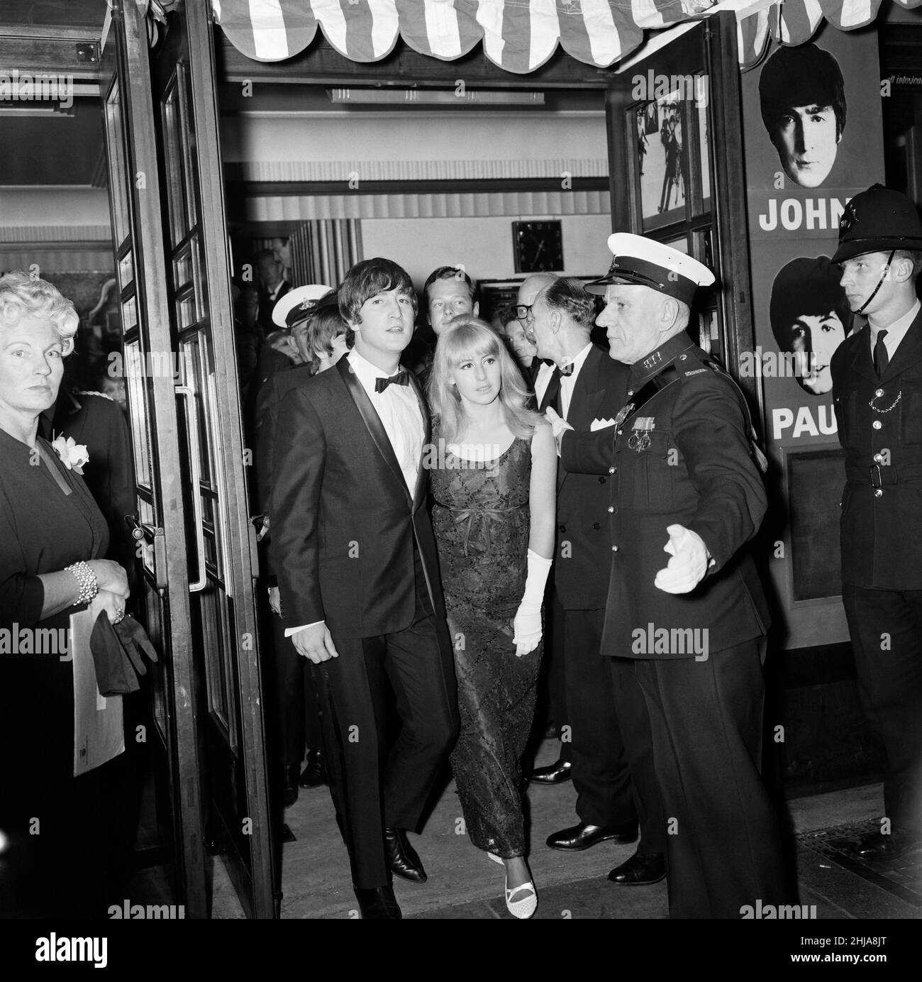 La prima del film reale The Beatles A Hard Day's Night al London Pavilion Theatre di Piccadilly Circus, Londra, luglio 1964. Foto Stock