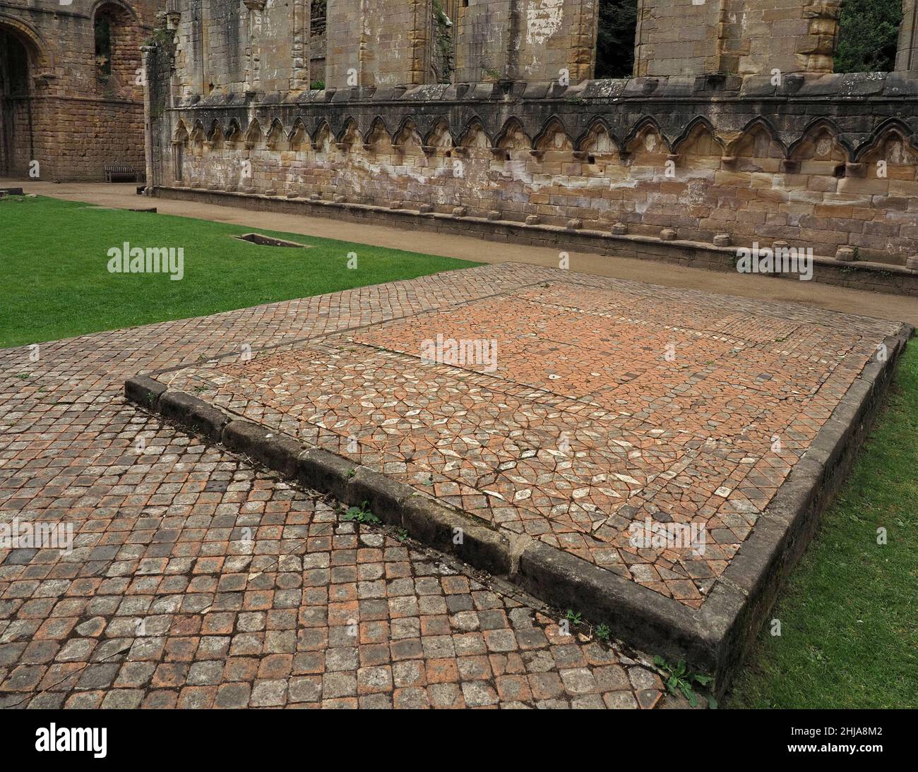 Area quadrata rialzata di pavimento piastrellato mosaico del coro a Fountains Abbey, Yorkshire Inghilterra, UK Foto Stock