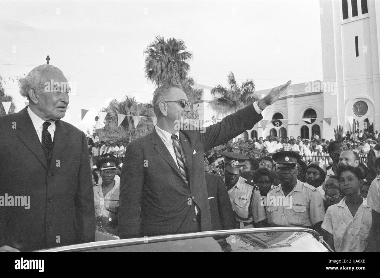 Il Premier Alexander Bustamante (a sinistra) con il Vice Presidente Lyndon B. Johnson durante le celebrazioni per l'indipendenza giamaicana. 6th agosto 1962 Foto Stock