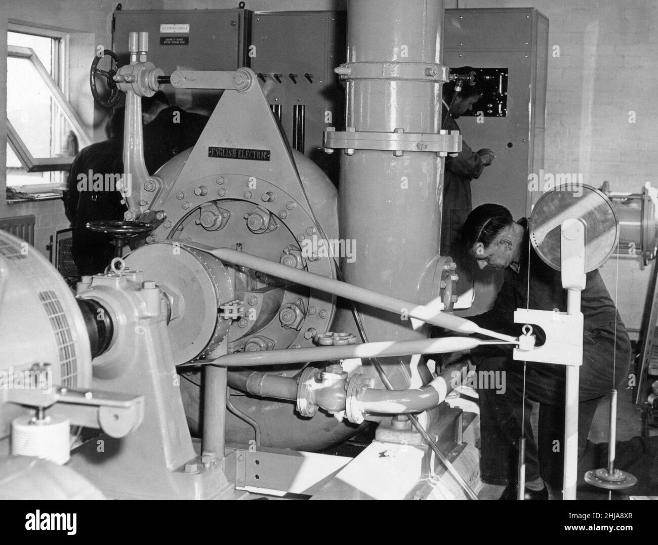 Nuova casa di turbine ad acqua al Rugby College of Engineering Technology, 30th settembre 1964. La turbina ad acqua è stata presentata al college dalla English Electric Company. Foto Stock