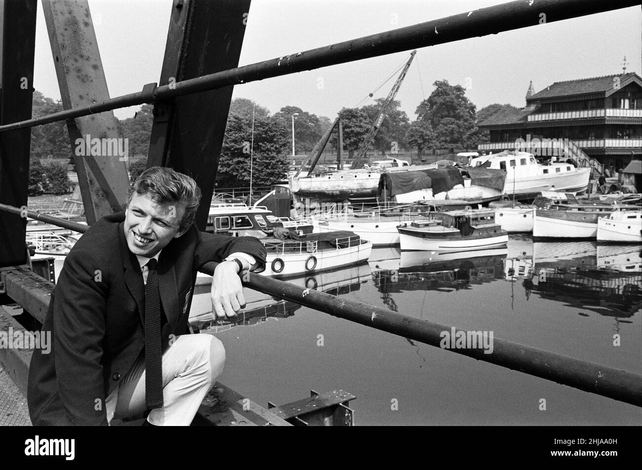 Tommy Steele è stato raffigurato vicino al casinò, a Hampton Court e sulle rive del fiume circostanti. 28th maggio 1964. Foto Stock