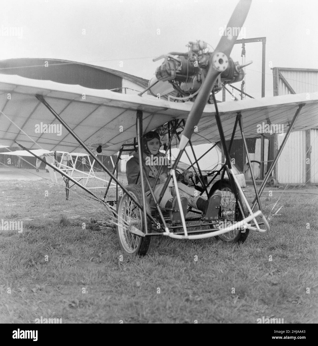 Joan Hughes, pilota di traghetti della seconda guerra mondiale e una delle prime piloti di test della Gran Bretagna, attualmente istruttore presso Airways Flying Club a White Waltham, prova il primo di cinque aerei per un nuovo film Fox del 20th secolo, quegli uomini magnifici nelle loro macchine volanti, una replica Demoiselle Monoplane, Costruito da Douglas Bianchi, da disegni e fotografie nel Musée de l’air di Parigi, l’originale è stato volato nel 1909-10 dal milionario brasiliano Alberto Santos-Dumont, nella foto di venerdì 17th aprile 1964. Foto Stock
