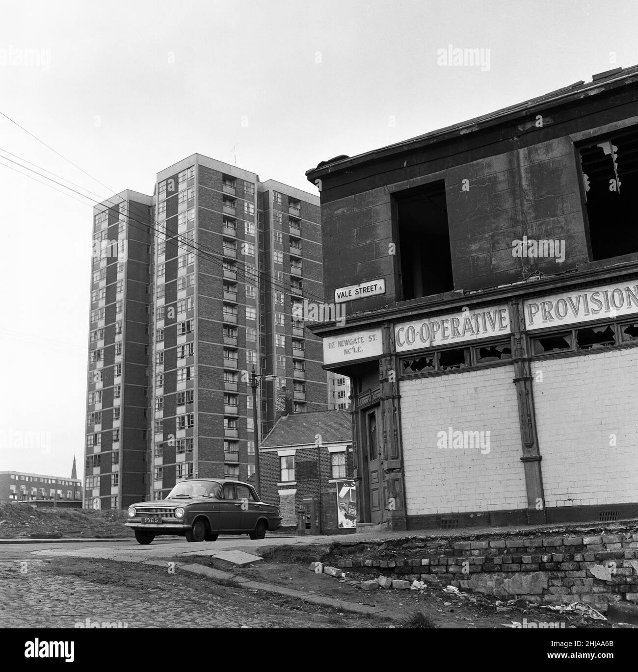 Nuovi appartamenti e vecchi edifici affiancati a Newcastle upon Tyne. 30th aprile 1964. Foto Stock