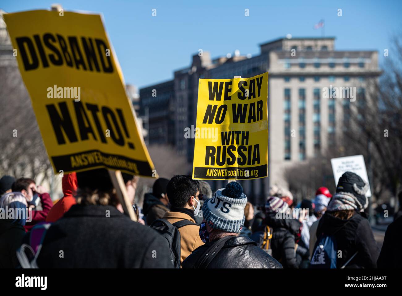 Gli attivisti anti-guerra si riuniscono fuori dalla Casa Bianca di Washington, DC il 27 gennaio 2022, in mezzo alle crescenti tensioni sull'Ucraina. I manifestanti hanno denunciato gli aiuti letali americani all'Ucraina e il possibile dispiegamento di truppe nell'Europa orientale, temendo un conflitto armato tra gli Stati Uniti e la Russia. (Foto di Alejandro Alvarez/Sipa USA) Credit: Sipa USA/Alamy Live News Foto Stock