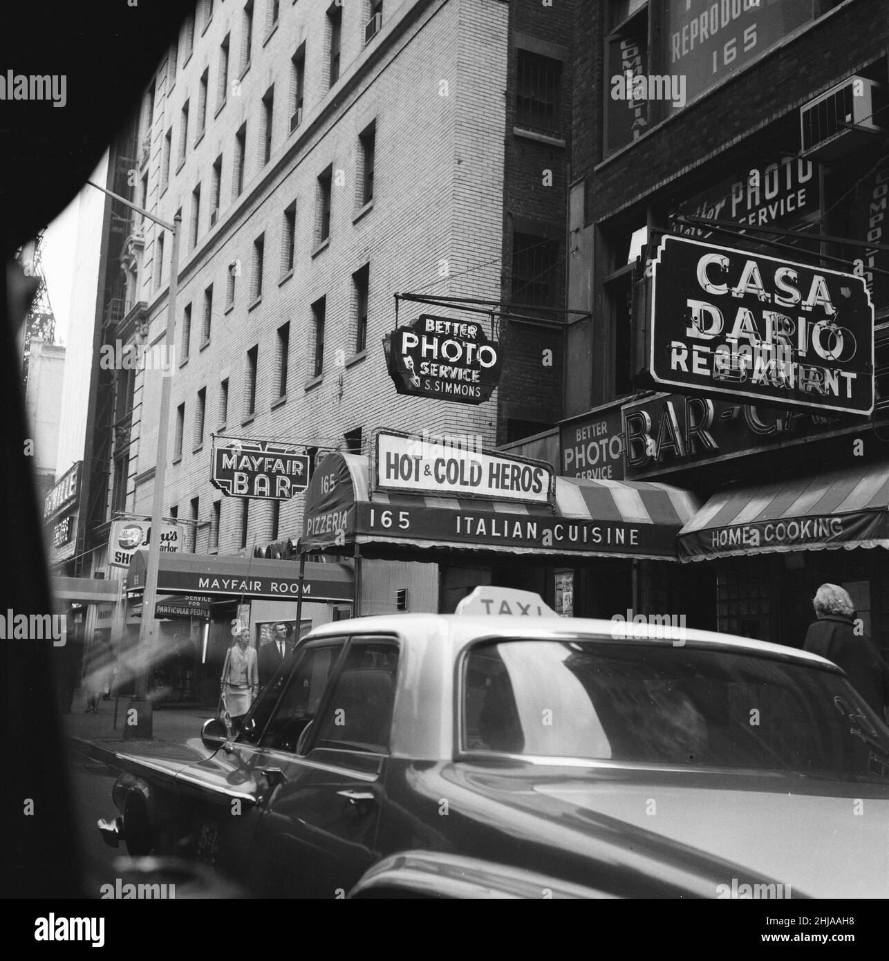 Scene di New York, Giovedì 15th Ottobre 1964. Le nostre foto mostra ... posti per mangiare fuori a New York City, tra cui il Case Dario Restaurant, il Mayfair Bar e Room e cucina italiana. Foto Stock