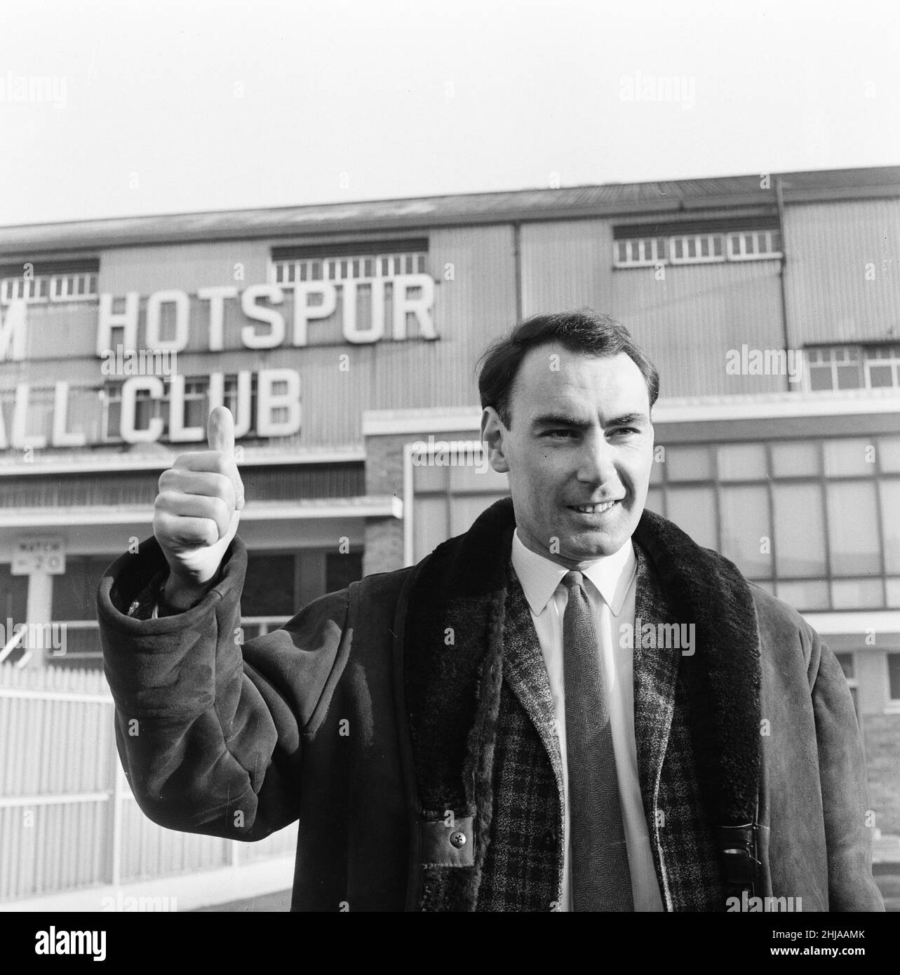 Alan Gilzean, Spurs nuova firma da Dundee, ad un costo di 72.500 sterline, a White Hart Lane, per allenarsi prima della partita contro Everton, quando farà il suo debutto, nella foto di venerdì 18th dicembre 1964. Foto Stock