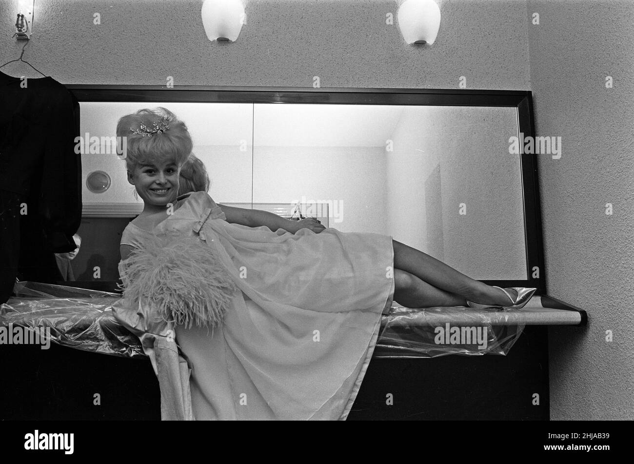 L'attrice Barbara Windsor nel suo vestito che ha intenzione di indossare per la prima reale del suo nuovo film 'Sparrows Can't Sing' all'ABC Cinema, Stepney. 24th febbraio 1963. Foto Stock