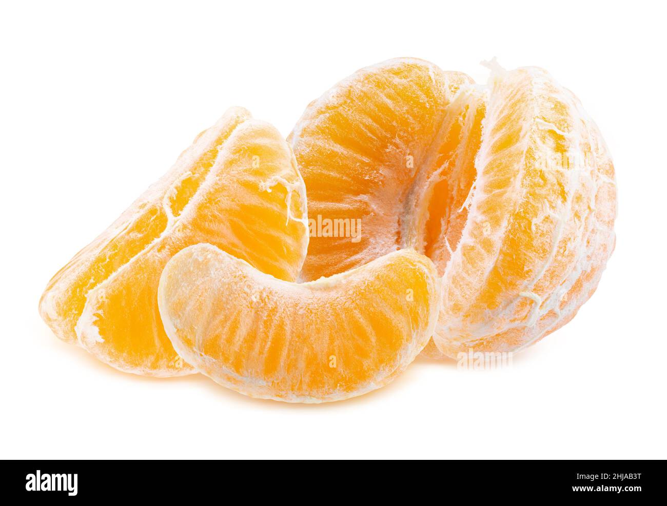 segmenti pelati di mandarino dolce isolati su sfondo bianco con percorso di taglio. Foto Stock