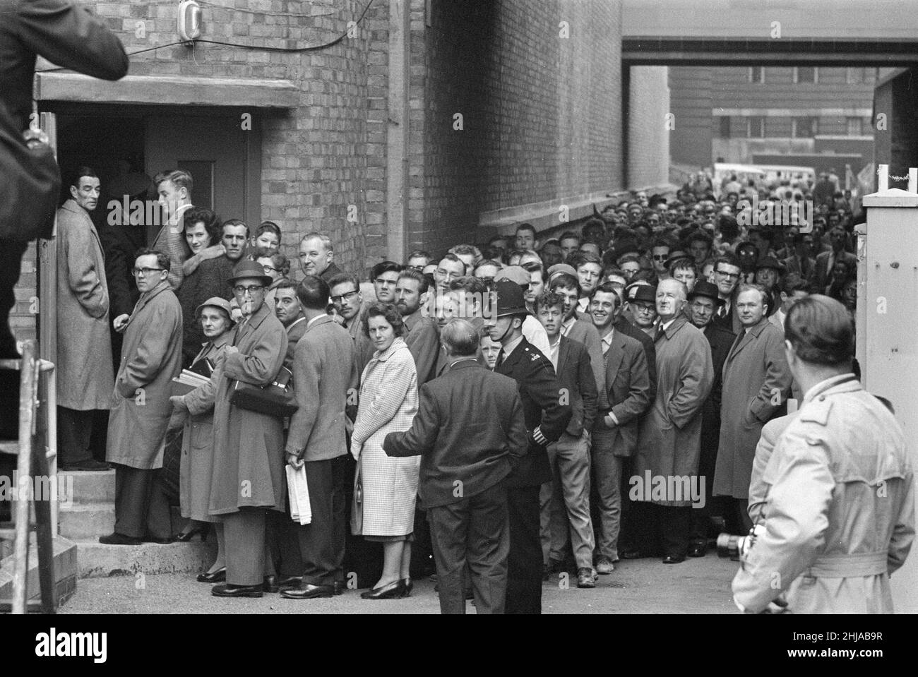 Persone che fanno la fila per dare un'occhiata alla Mercury Spacecraft Friendship 7, che è arrivato al Science Museum di Londra, lunedì 14th maggio 1962. La capsula spaziale fu pilotata dall'astronauta John Glenn (20/02/1962), che eseguì tre orbite della Terra, facendogli il primo astronauta statunitense ad orbitare la Terra e il terzo astronauta statunitense nello spazio (dietro 1st Alan B. Shepard e 2nd tenente colonnello Virgil Ivan Gus Grissom). Foto Stock