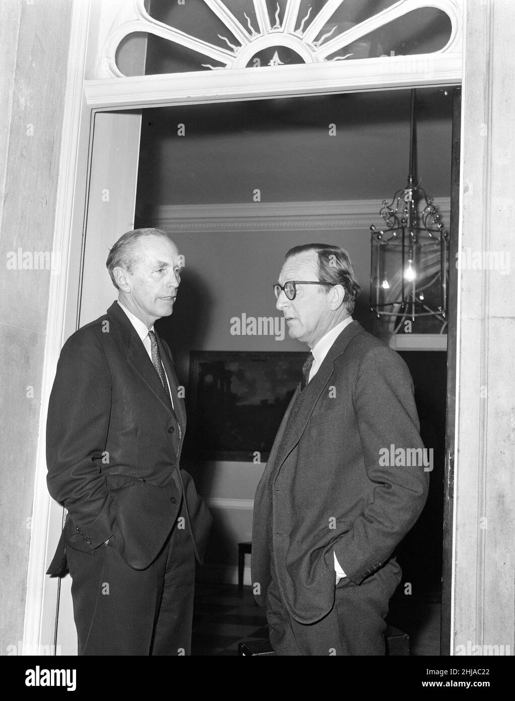 I ministri partecipano al numero 10 di Downing Street prima della riunione del gabinetto con il primo ministro Alec Douglas-Home per la crisi di Cipro in corso. Immagini mostra: Il primo Ministro Alec Douglas-Home e il Ministro senza portafoglio Lord Carrington hanno una conversazione seria sul passo del numero 10. 22nd ottobre 1963. Foto Stock