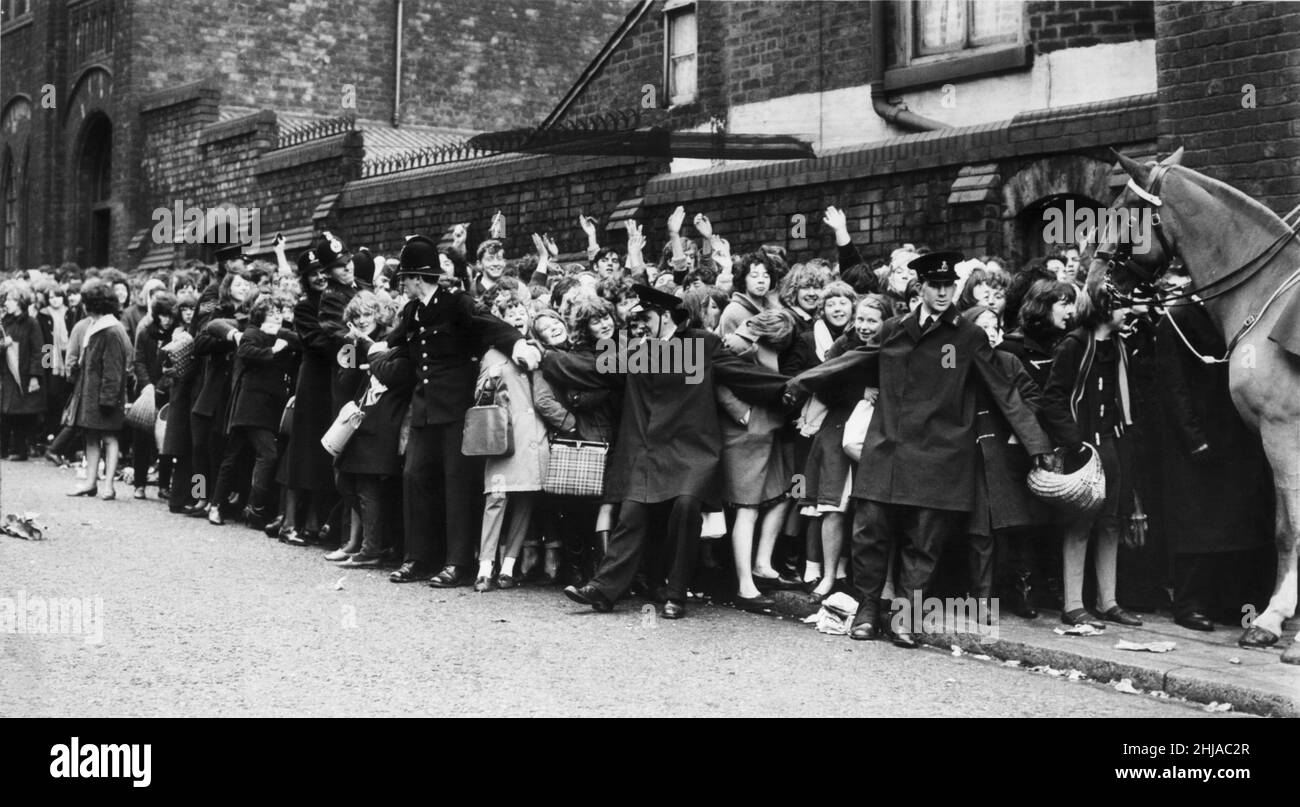 11,00 fila forte per i biglietti dei Beatles prima del concerto di Natale all'Empire, Liverpool. La coda era lunga tre quarti di miglio, il concerto si terrà il 22nd 1963 dicembre. Foto scattata il 24th novembre 1963. Foto Stock