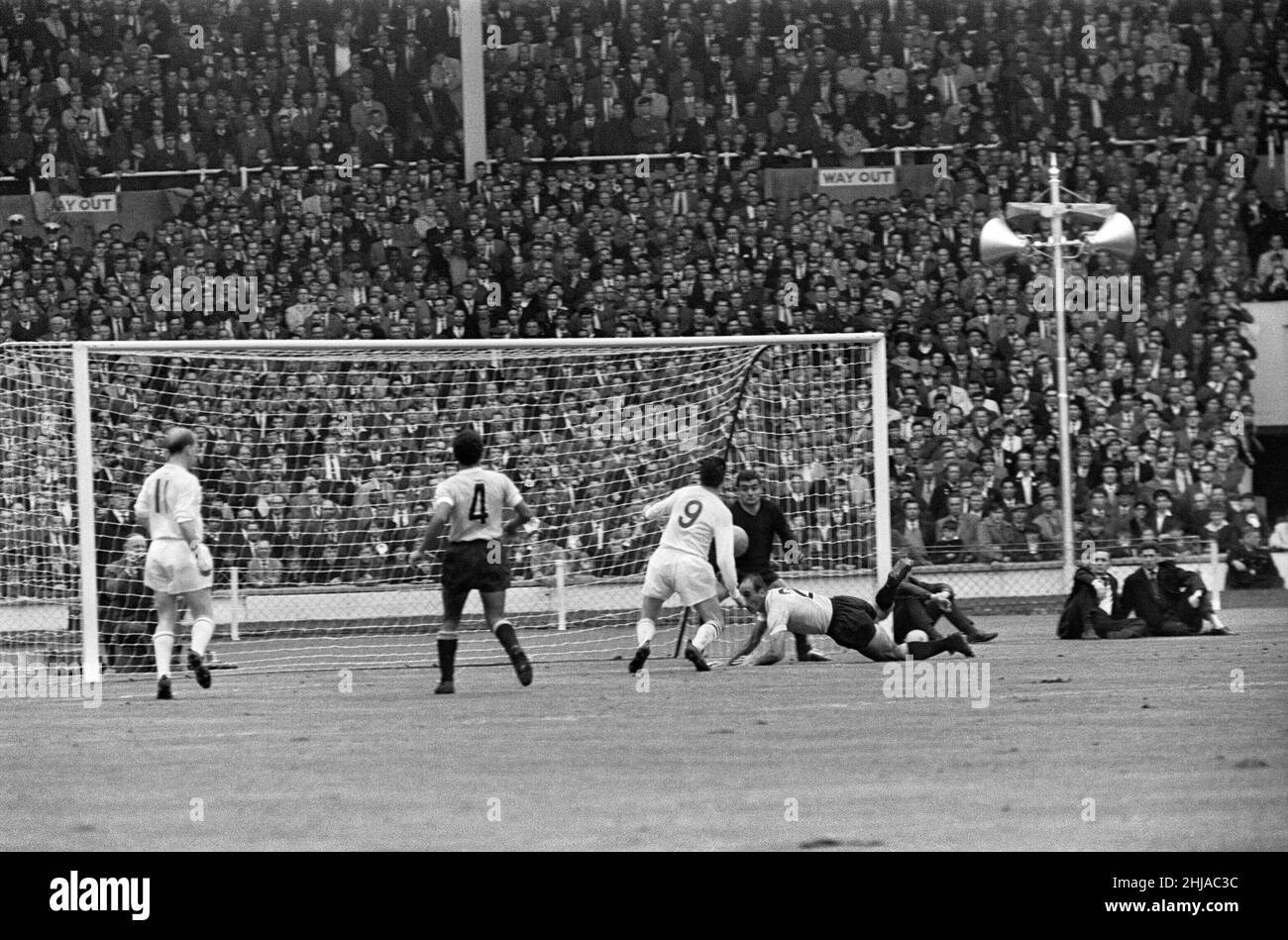 Partita internazionale allo stadio Wembley. Inghilterra 2 contro Uruguay 1. La palla scende nella zona di rigore in Inghilterra in avanti Johnny Byrne che sbatte nel secondo obiettivo. (I FOGLI DI DIDASCALIE VENGONO LETTI COME OBIETTIVO MA POTREBBE ESSERE NECESSARIO CONTROLLARE?) 6th maggio 1964. Foto Stock