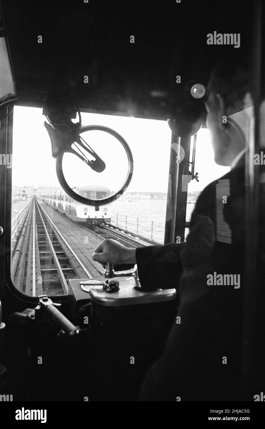 Treni elettrici che passano sul molo di Southend, visto qui dal punto di vista dei conducenti. Southend, Essex. 1st giugno 1963 Foto Stock