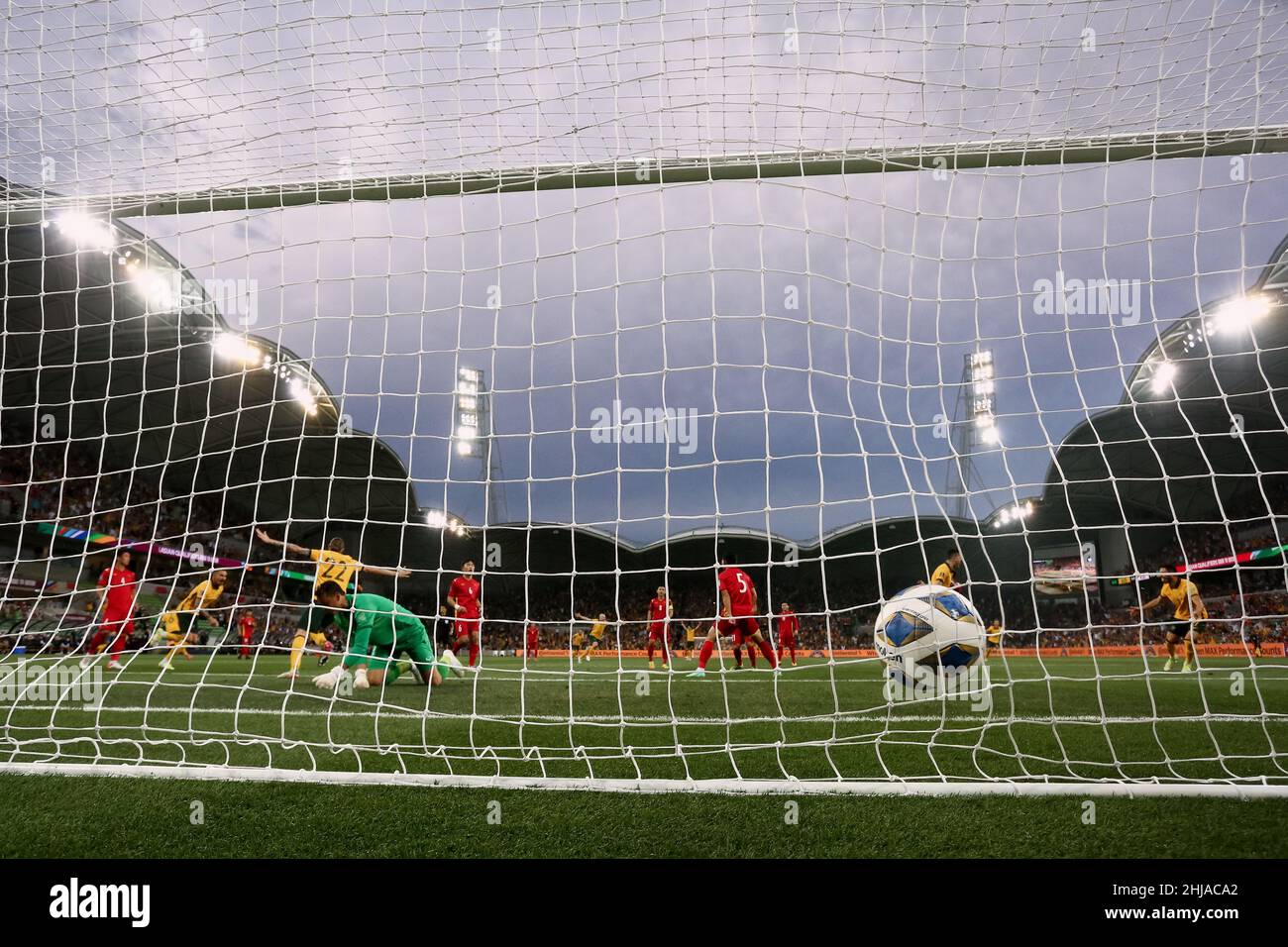 Melbourne, Australia, 27 gennaio 2022. L'Australia segna un gol durante la partita di calcio dei Qualifier di Coppa del mondo tra i Socceroos australiani e il Vietnam il 27 gennaio 2022 presso l'AAMI Park di Melbourne, Australia. Credit: Dave Hewison/Speed Media/Alamy Live News Foto Stock