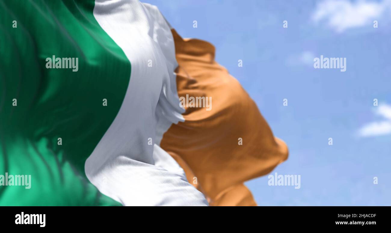 Dettaglio della bandiera nazionale irlandese che sventola al vento in una giornata limpida. Democrazia e politica. Paese del Nord Europa. Patriottismo. Messa a fuoco selettiva Foto Stock
