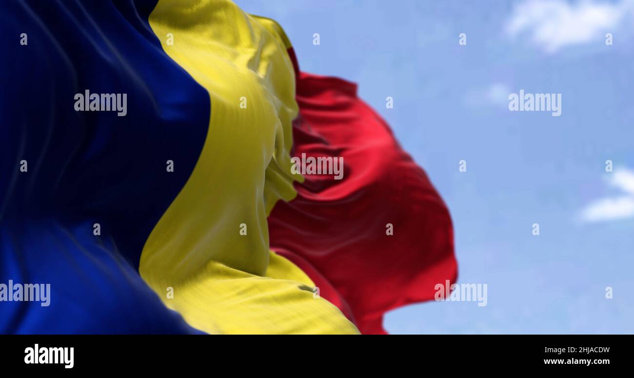 Dettaglio della bandiera nazionale della Romania che sventola nel vento in una giornata limpida. Democrazia e politica. Paese dell'Europa orientale. Patriottismo. Messa a fuoco selettiva. Foto Stock