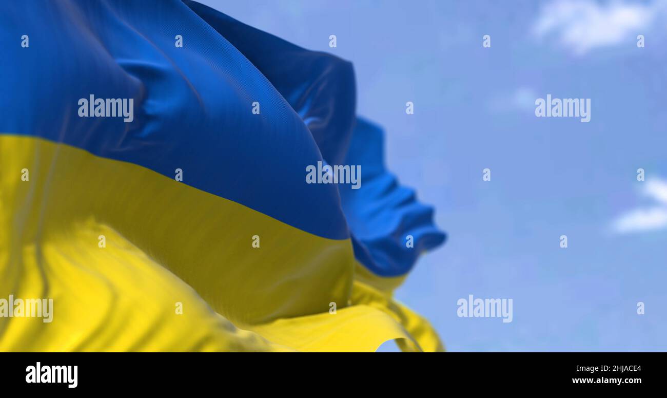Dettaglio della bandiera nazionale dell'Ucraina che sventola nel vento in una giornata limpida. Democrazia e politica. Paese dell'Europa orientale. Patriottismo. Messa a fuoco selettiva. Foto Stock
