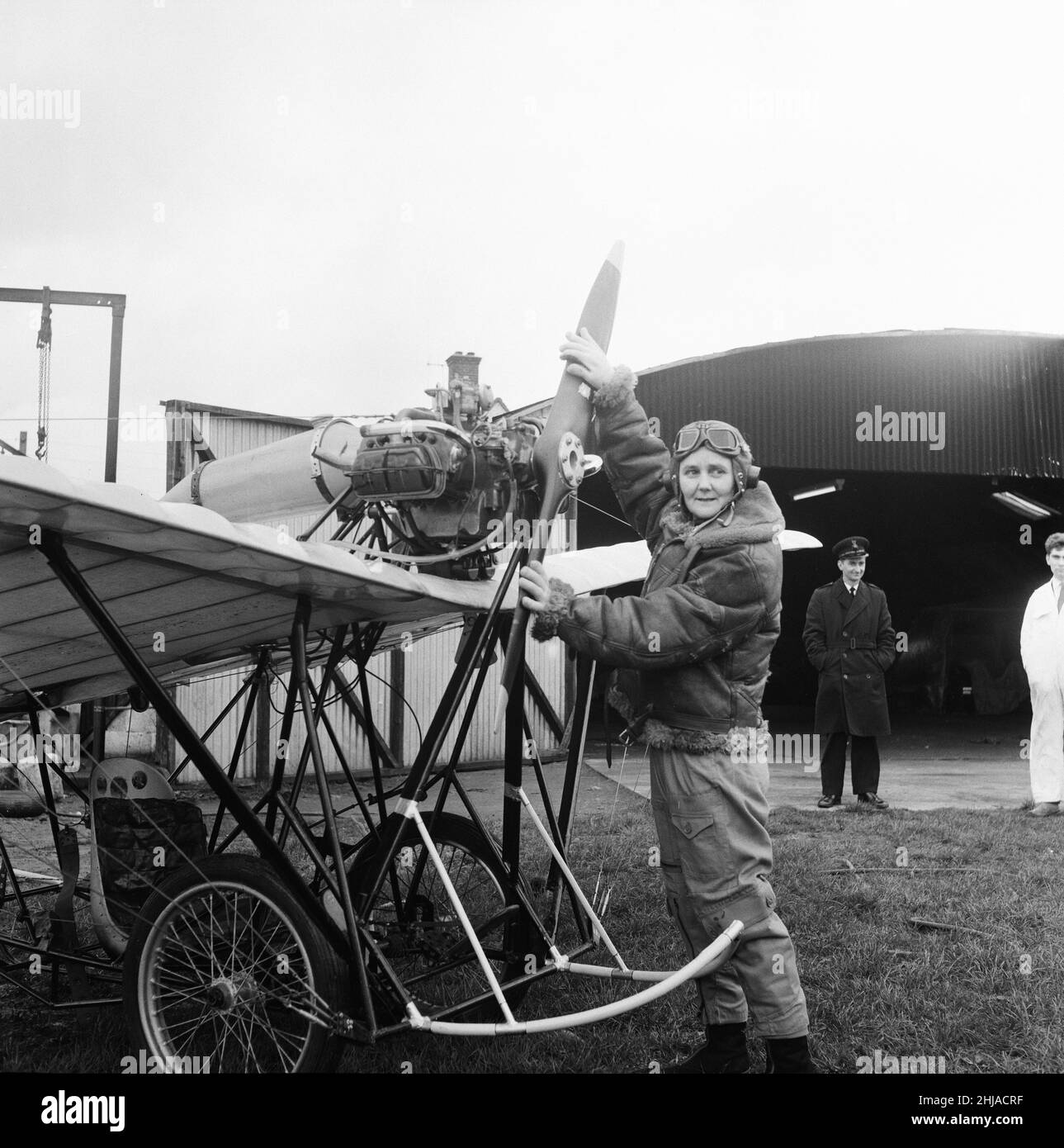 Joan Hughes, pilota di traghetti della seconda guerra mondiale e una delle prime piloti di test della Gran Bretagna, attualmente istruttore presso Airways Flying Club a White Waltham, prova il primo di cinque aerei per un nuovo film Fox del 20th secolo, quegli uomini magnifici nelle loro macchine volanti, una replica Demoiselle Monoplane, Costruito da Douglas Bianchi, da disegni e fotografie nel Musée de l’air di Parigi, l’originale è stato volato nel 1909-10 dal milionario brasiliano Alberto Santos-Dumont, nella foto di venerdì 17th aprile 1964. Foto Stock