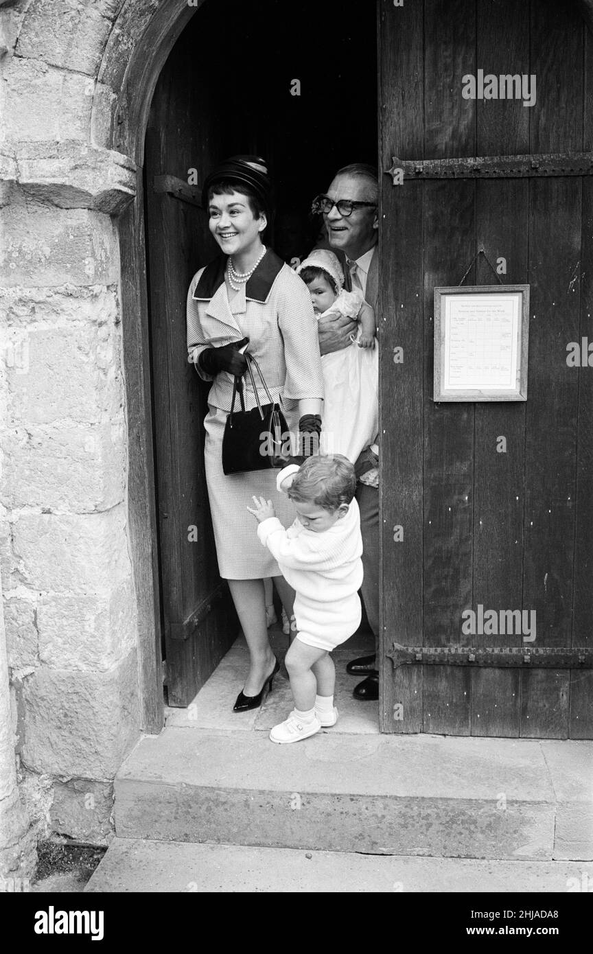 Laurence Olivier e Joan Plowright partecipano alla Cristianità della loro figlia Tamsin. 14th luglio 1963. Foto Stock