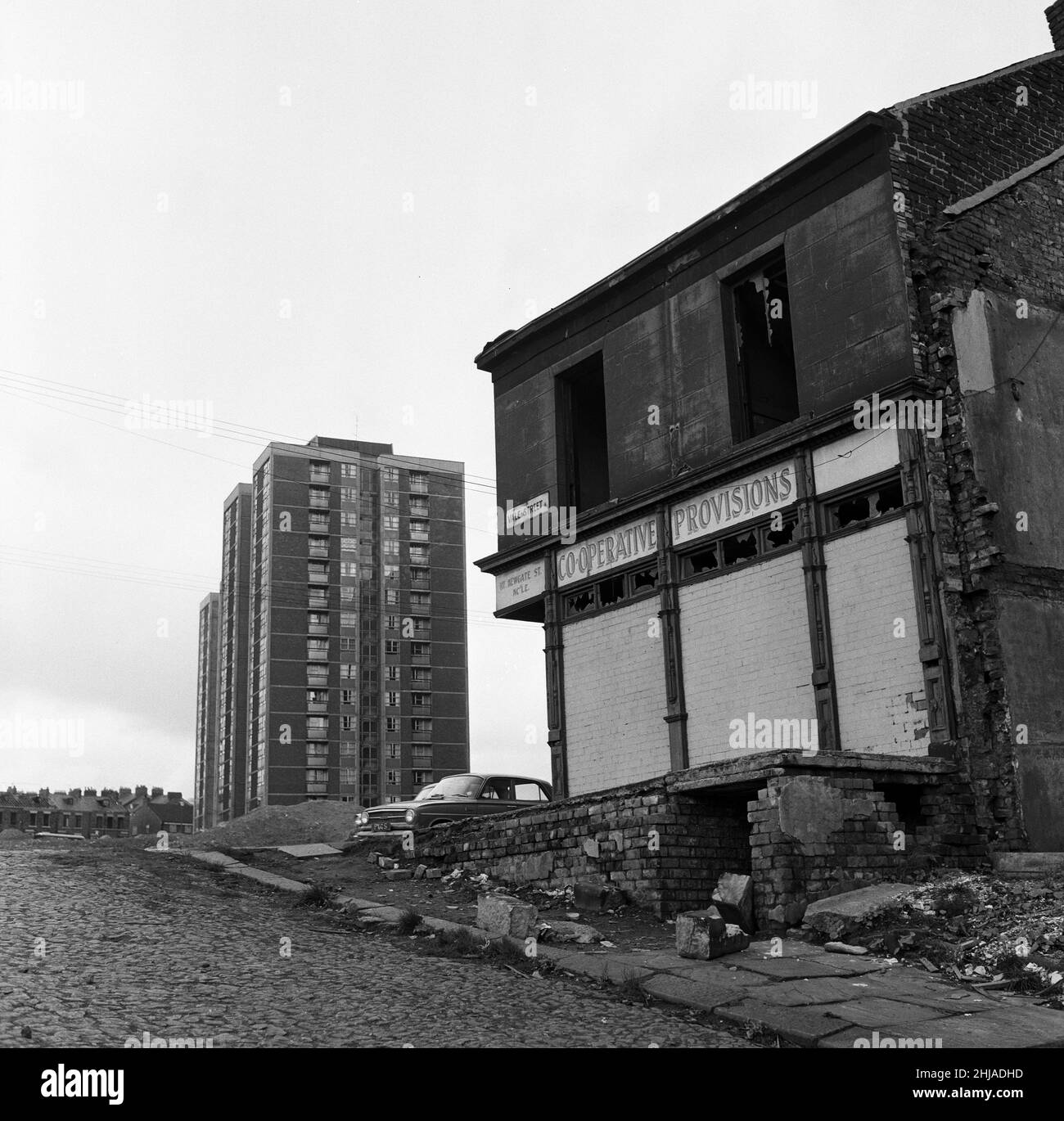 Nuovi appartamenti e vecchi edifici affiancati a Newcastle upon Tyne, Tyne e Wear. 30th aprile 1964. Foto Stock